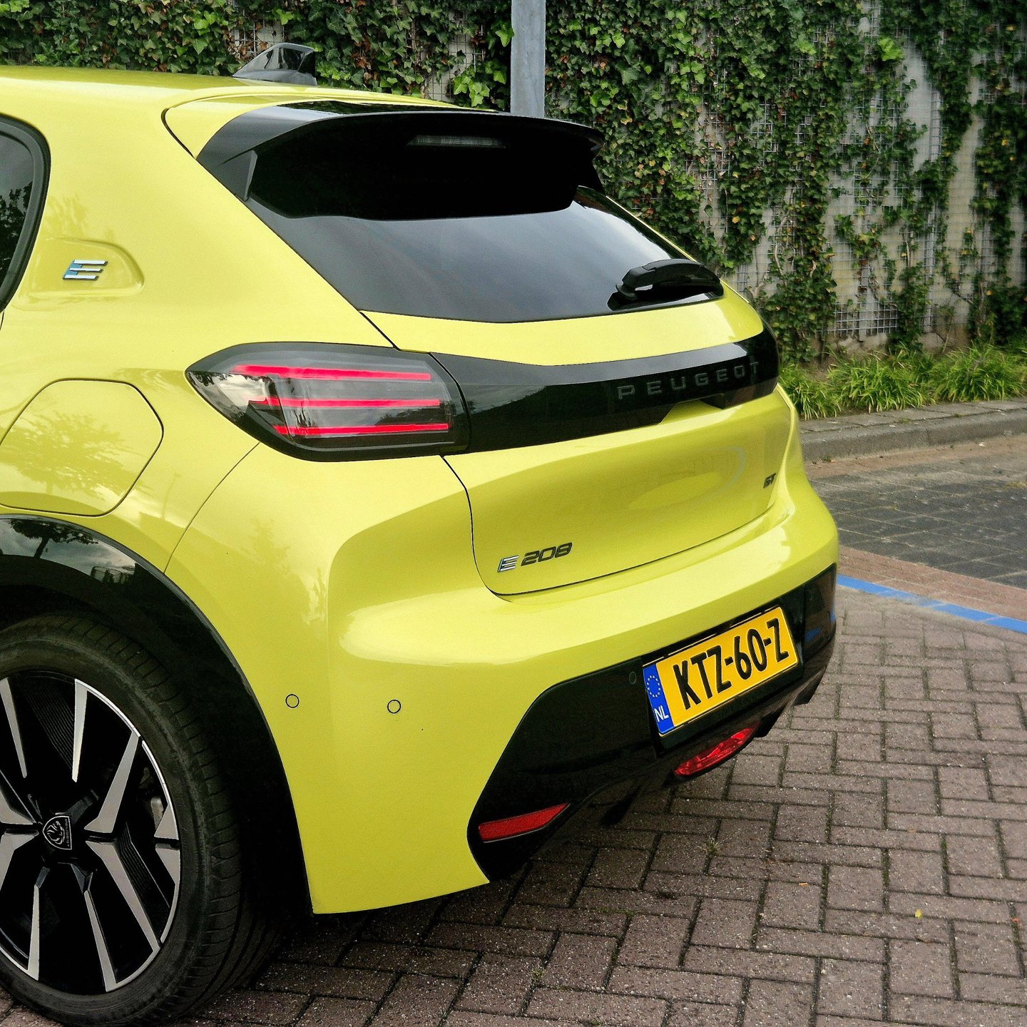 Foto van Peugeot E-208