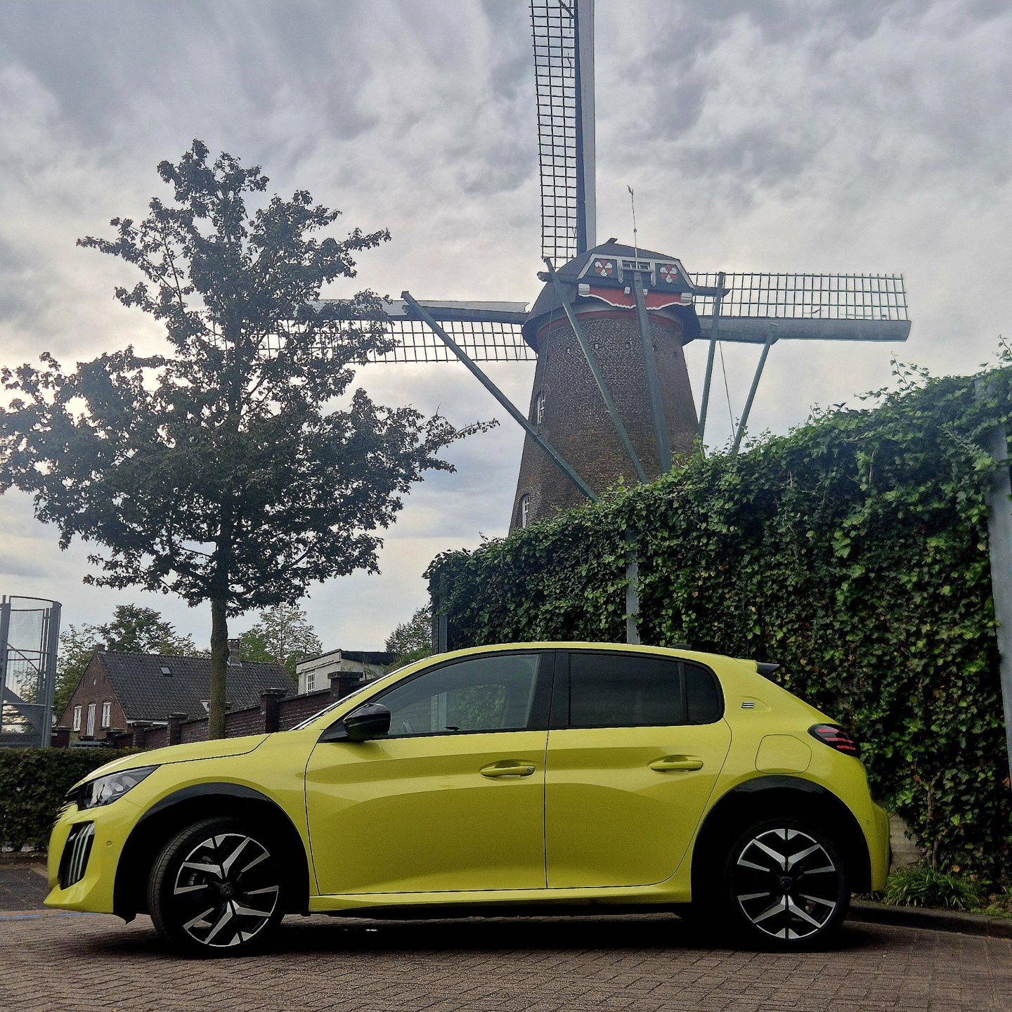 Foto van Peugeot E-208