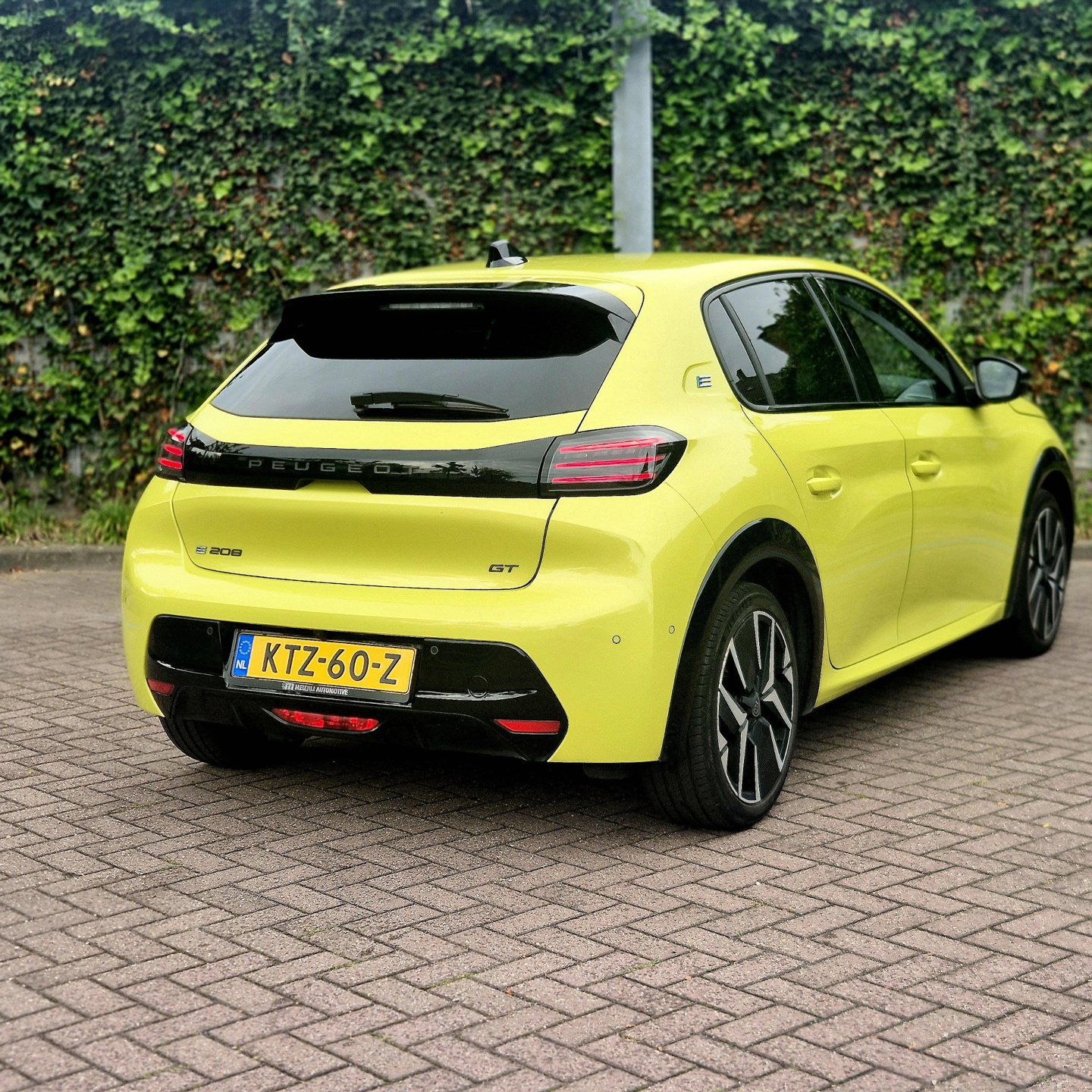 Foto van Peugeot E-208