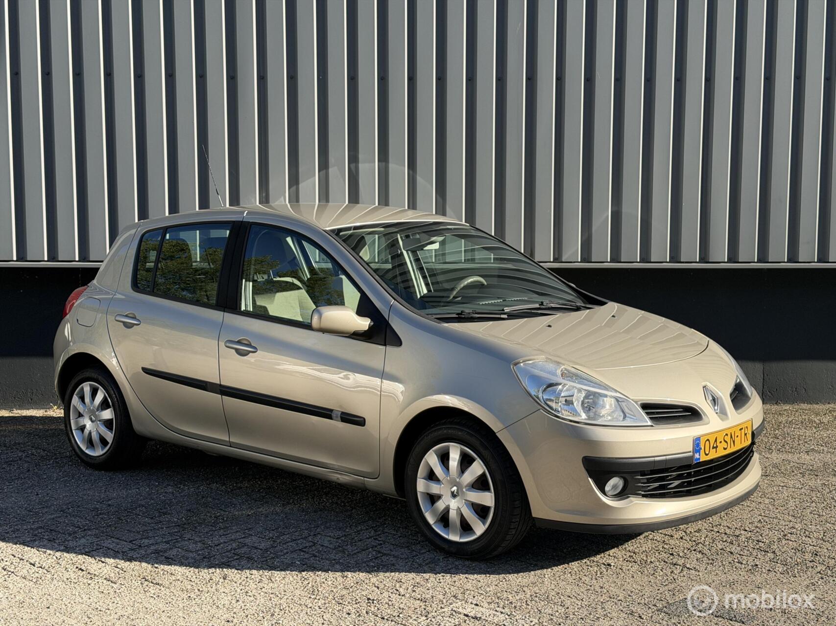 Renault Clio 1.6-16V Dynamique Luxe 2006 - voorkant