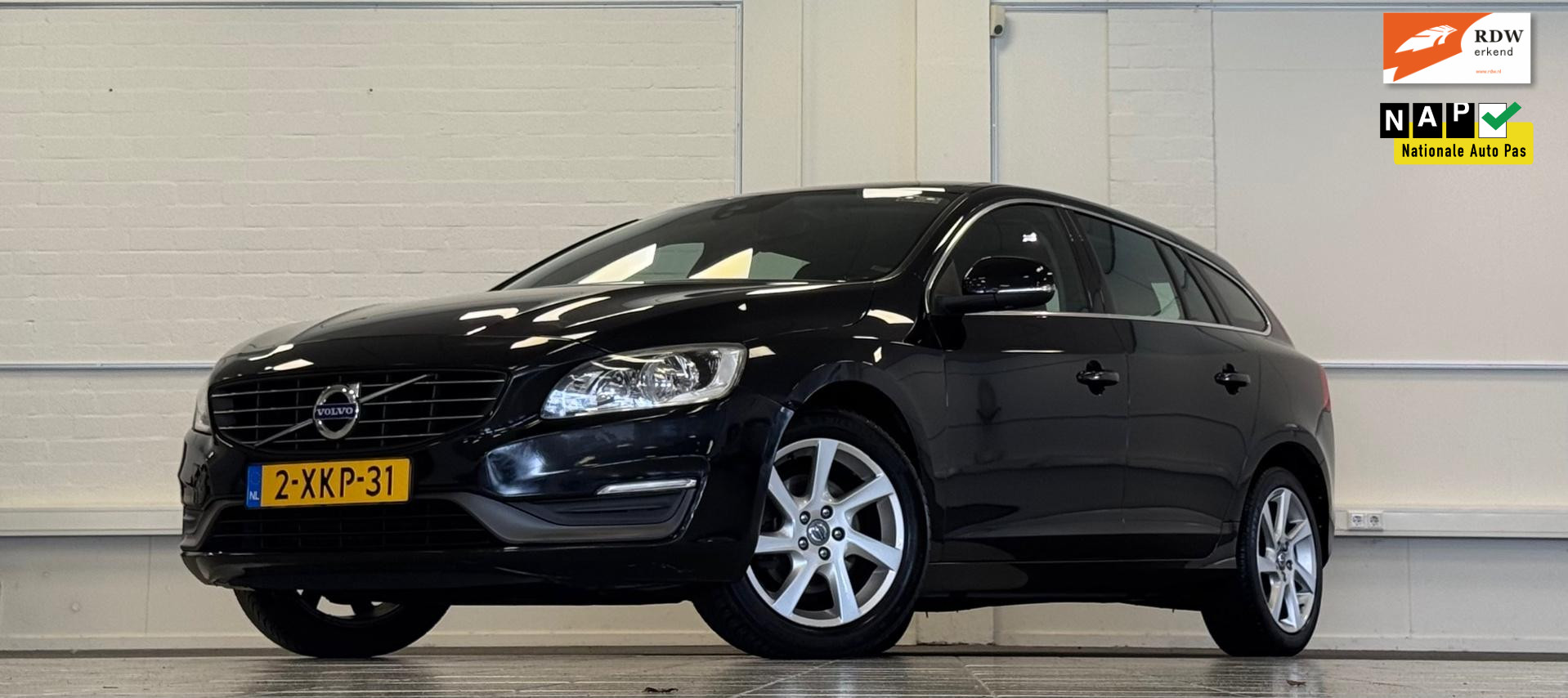 Volvo V60 1.6 T3 Momentum Navigatie 3e Eigenaar Garantie Mooi! PDC 2014 - voorkant