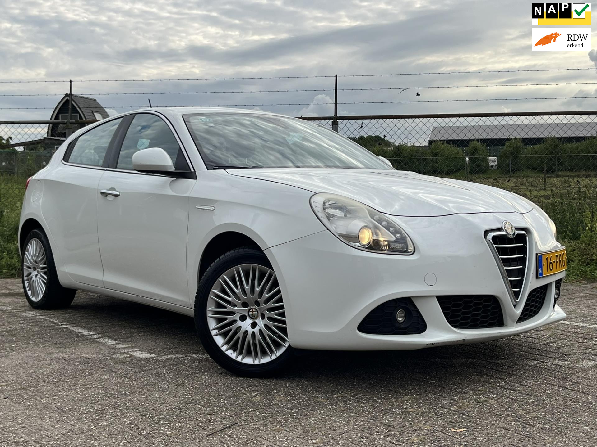 Alfa Romeo Alfa Giulietta 1.4 T Distinctive 170PK! Super netjes! 2011 - voorkant