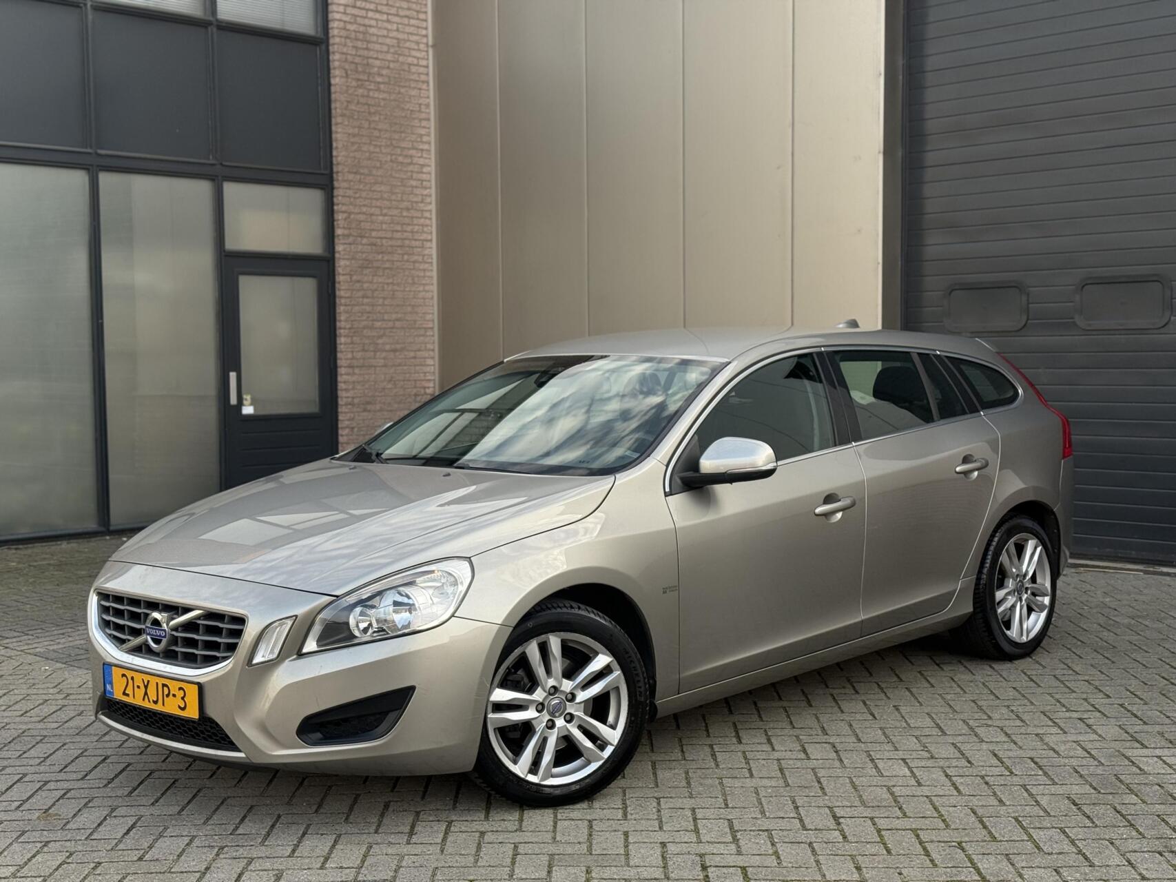 Volvo V60 1.6 T3 Momentum 2012 Trekhaak Volledig onderhoud 2012 - voorkant