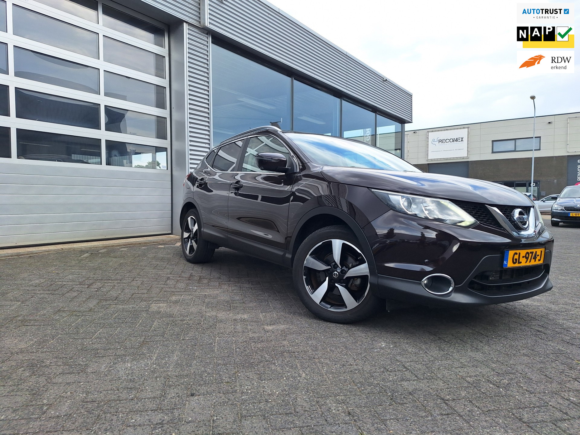 Nissan Nissan Qashqai 1.2 Connect Edition, Automaat, Pano, Navi, LM Velgen 2015 - voorkant