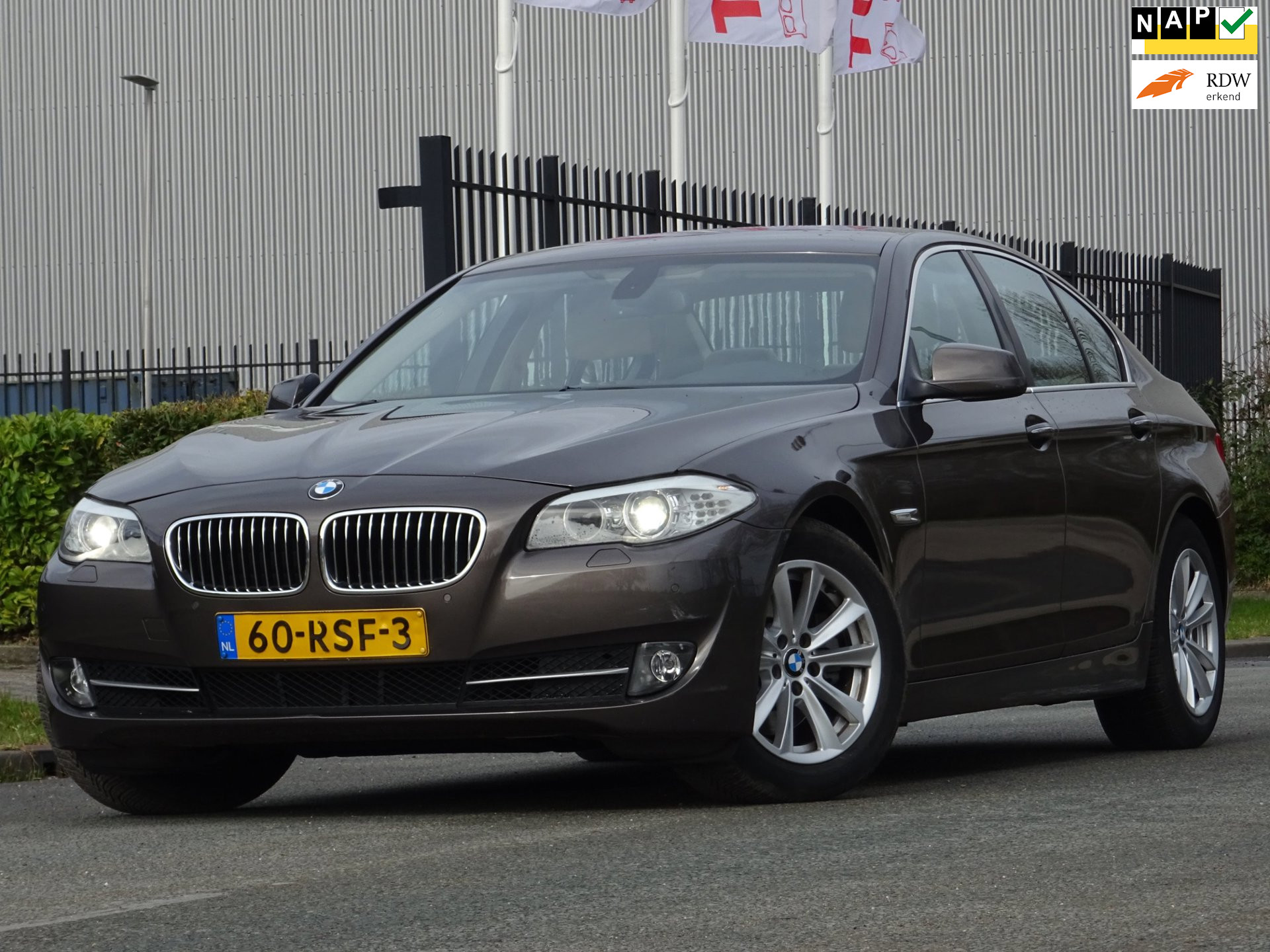 BMW 523i 523i High Executive NL-AUTO NAP/LEER/NAV/PDC/APK 2011 - voorkant