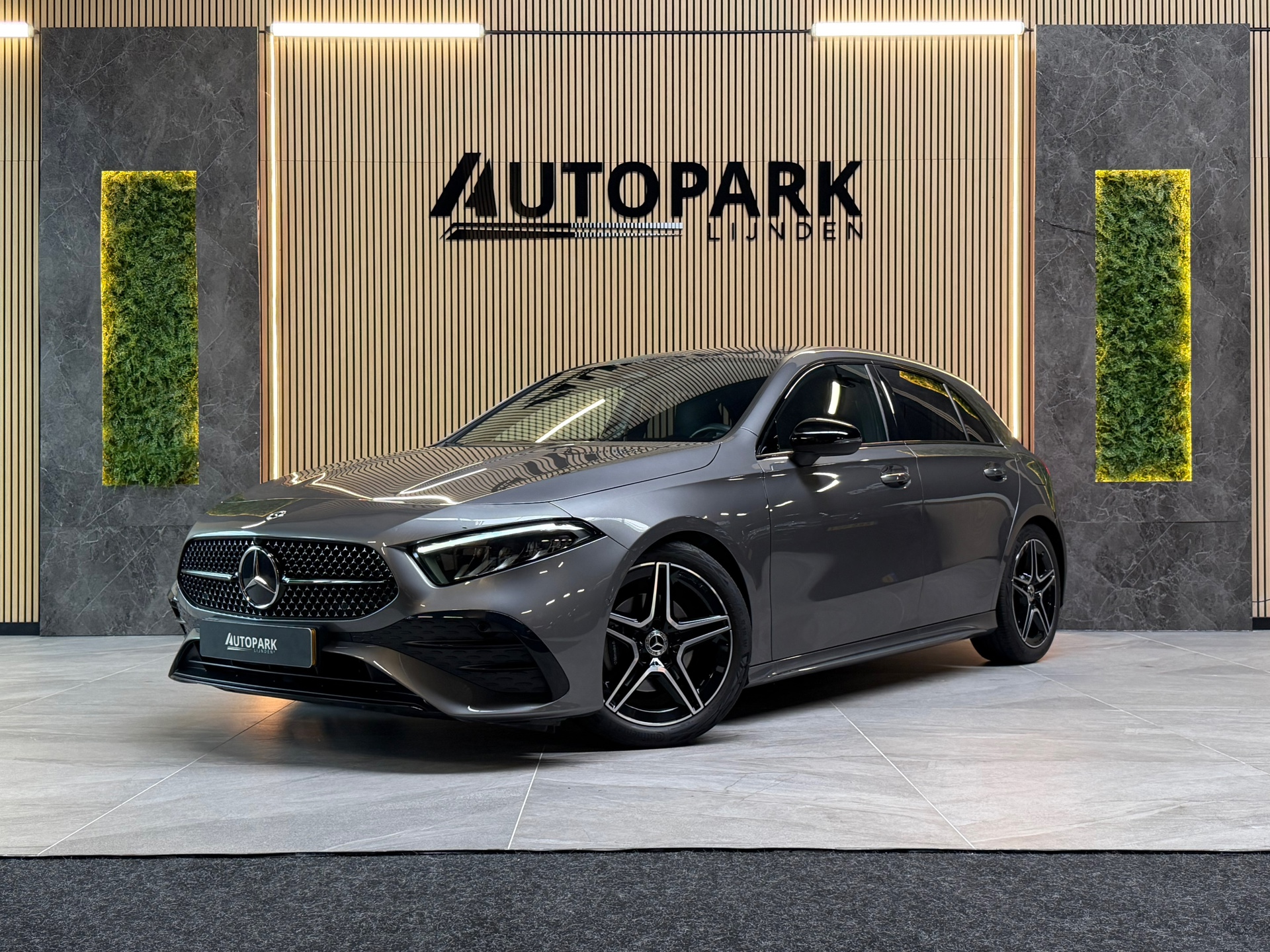 Mercedes-Benz A 180 180 AMG Line BTW|GARANTIE|CAMERA|NIGHTPAKKET|DODEHOEK|KEYLESS|SFEERVERLICHTING|DEALER ONDERHOUDEN|NL AUTO| 2024 - voorkant