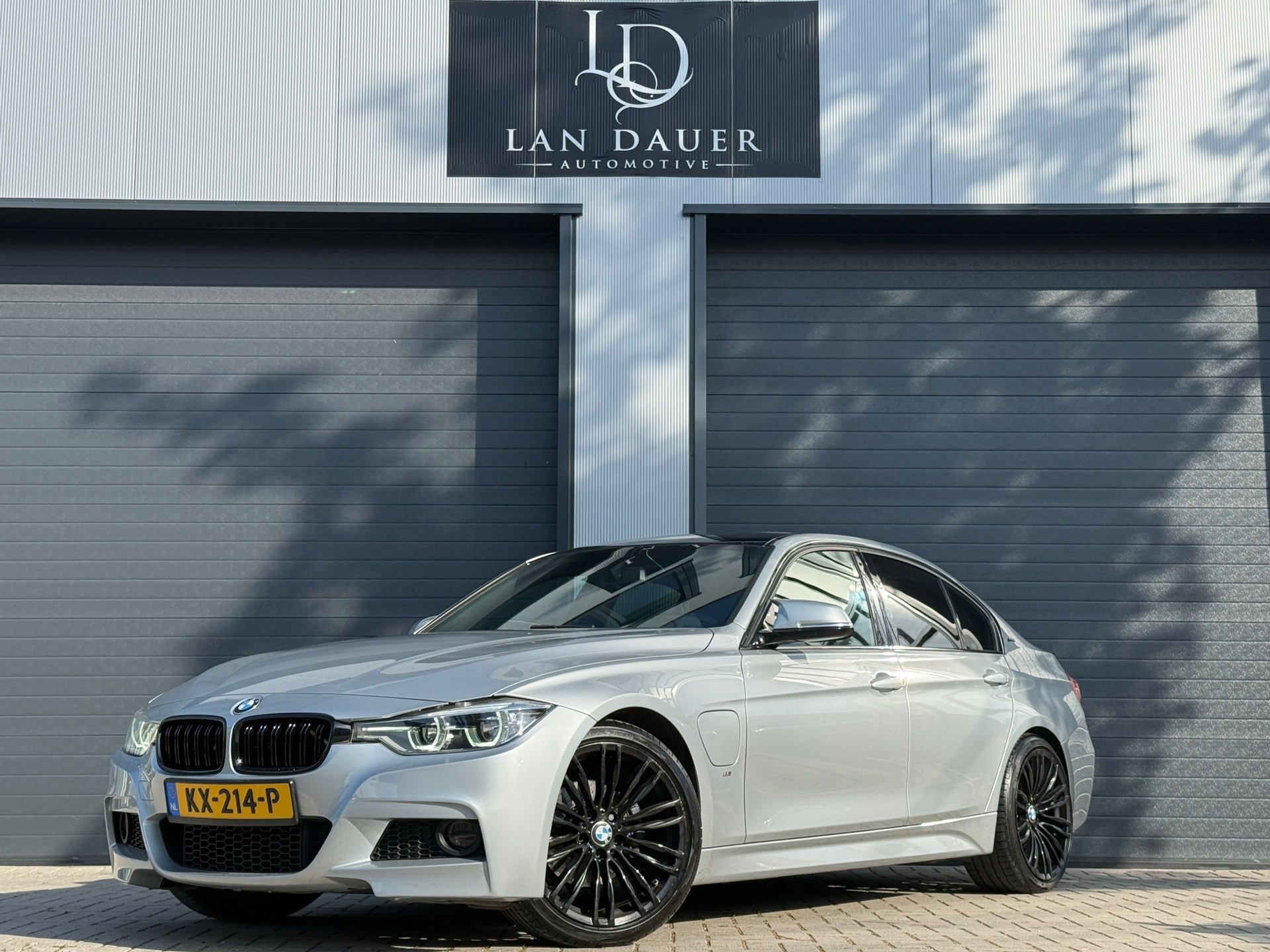 BMW 330e Iperformance 330e Centennial High Executive / AKRAPOVIC / NAP 2016 - voorkant