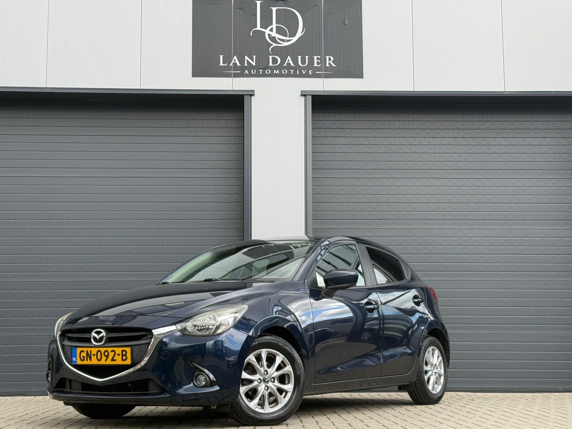 Mazda Mazda2 1.5 Skyactiv-G Intro Edition / LAGE KILOMETERS NAP 2015 - voorkant