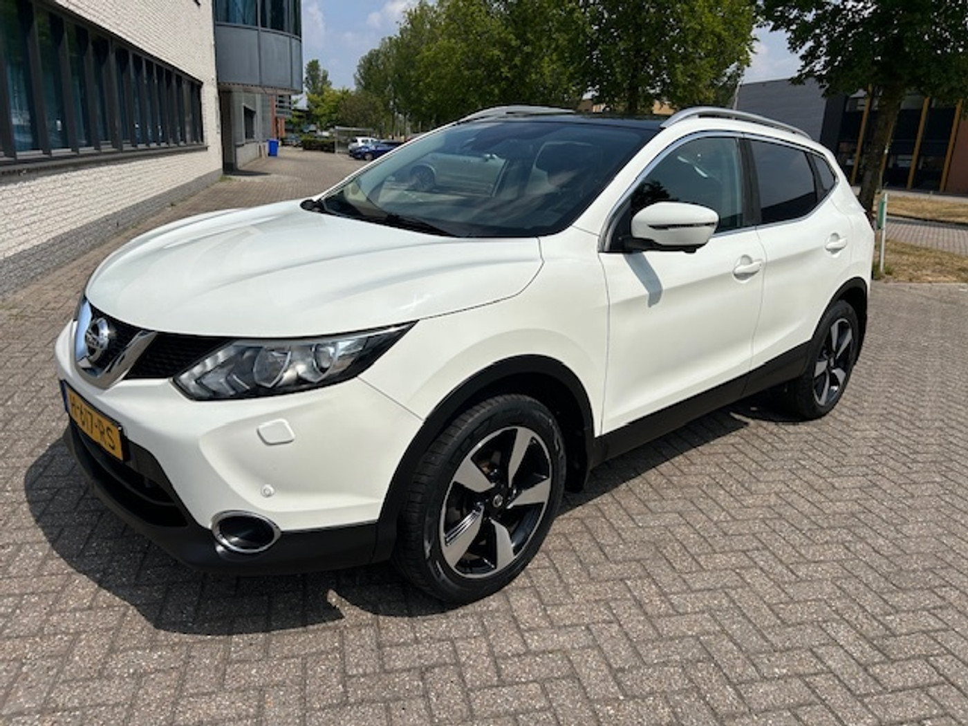 Nissan Nissan Qashqai 1.2 N-Connecta PANO NAVI CAMERA TRHK. 2017 - voorkant