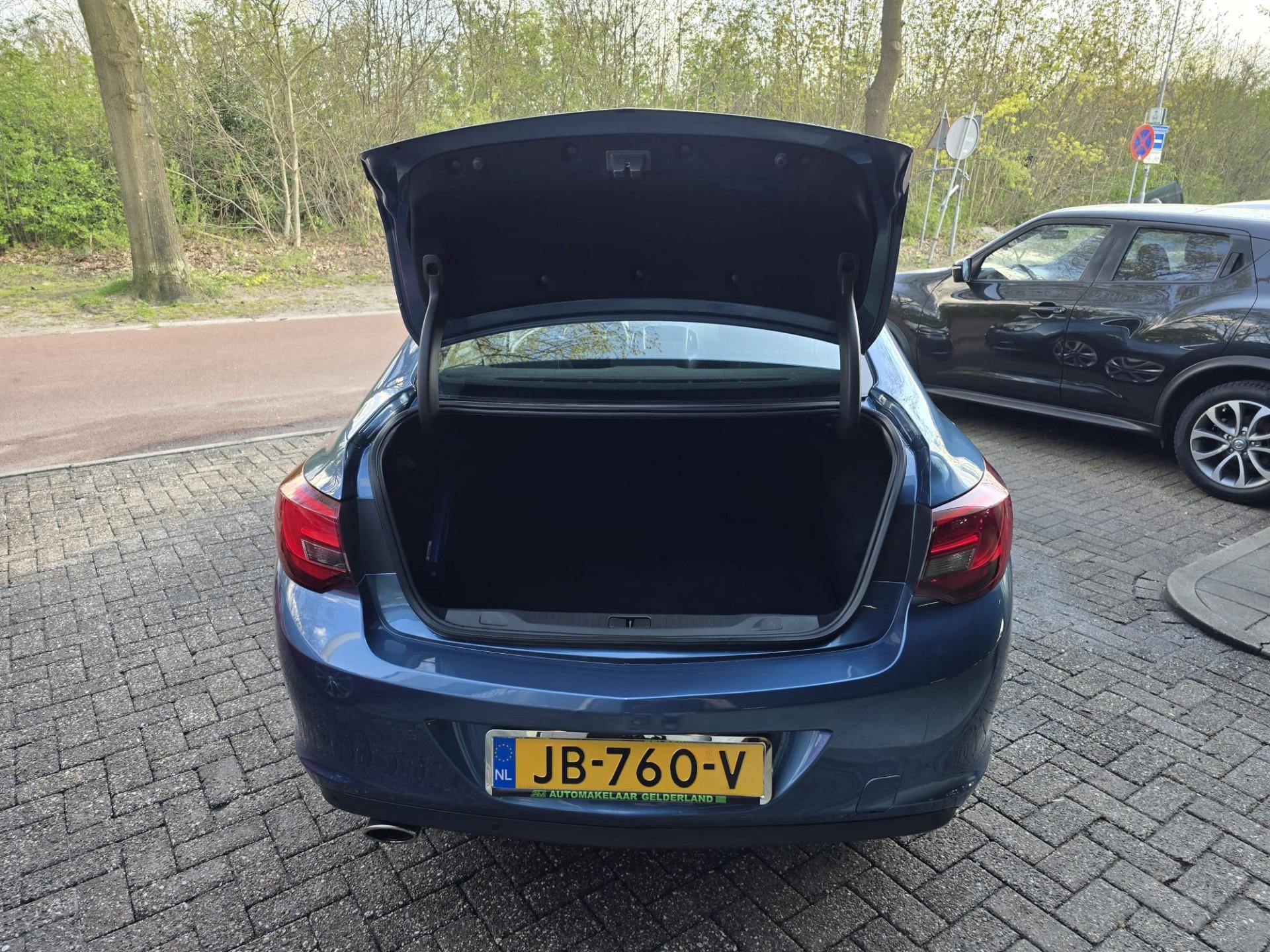 Foto van Opel Astra Notchback