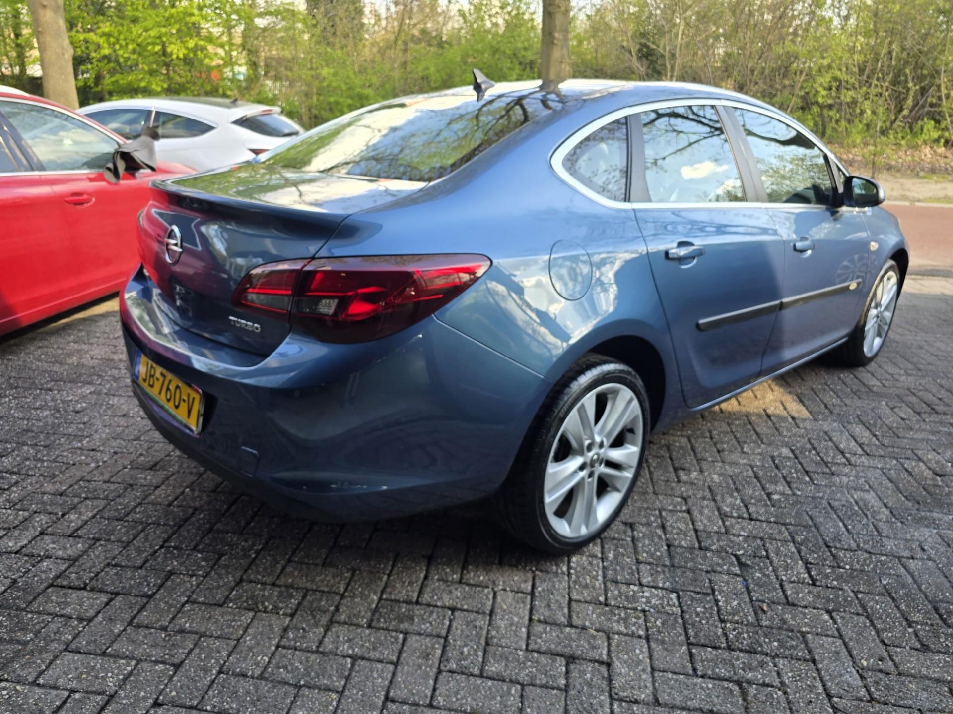 Foto van Opel Astra Notchback