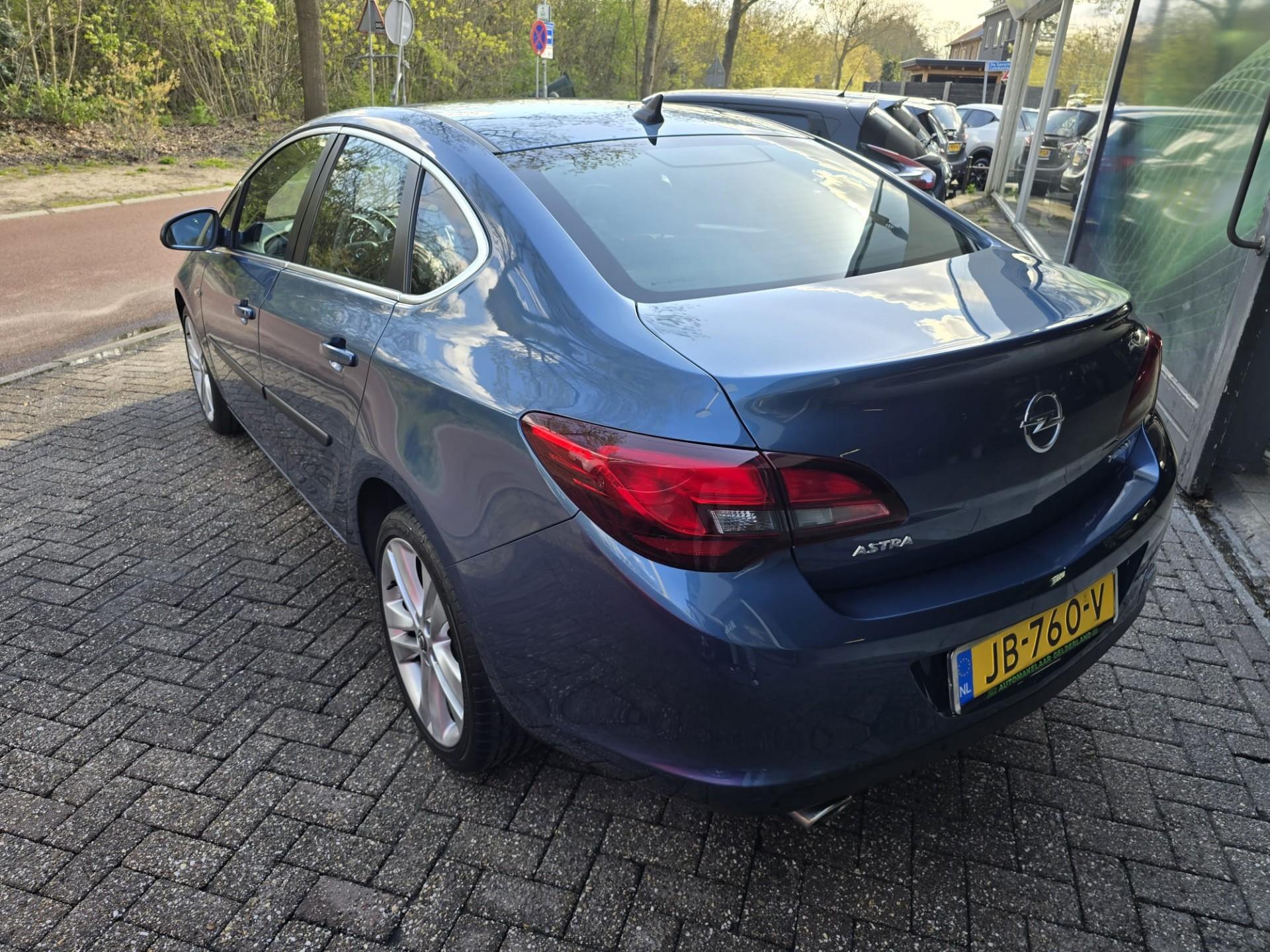 Foto van Opel Astra Notchback