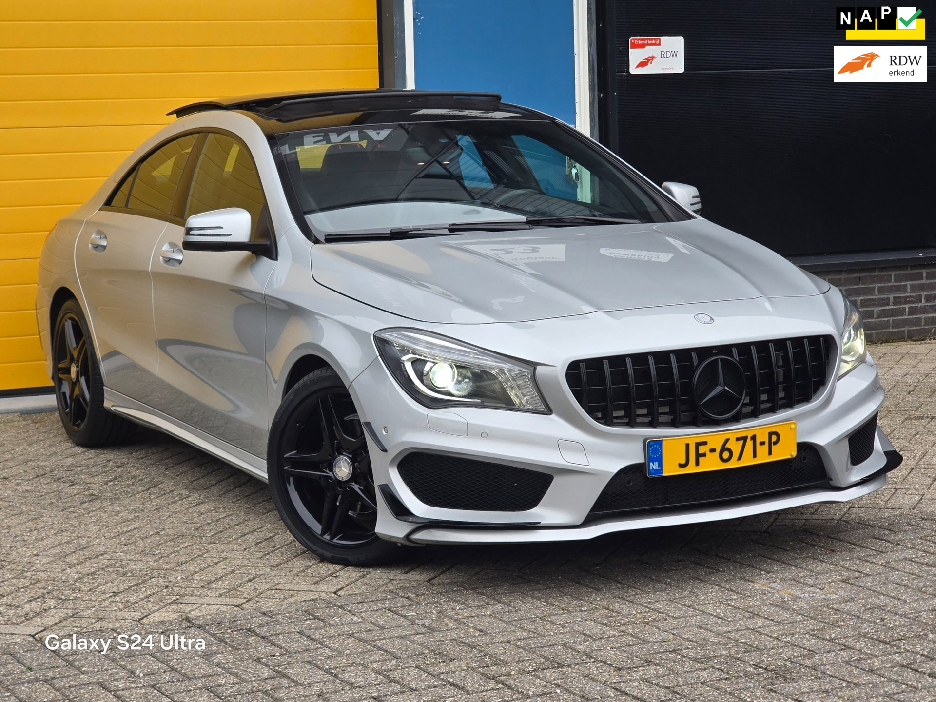 Mercedes-Benz Cla 180 180 AMG Line / Aut / NAP / Navi / Cruise Control / Open Panoramadak / Xenon / Pdc / Allu Velgen 2016 - voorkant