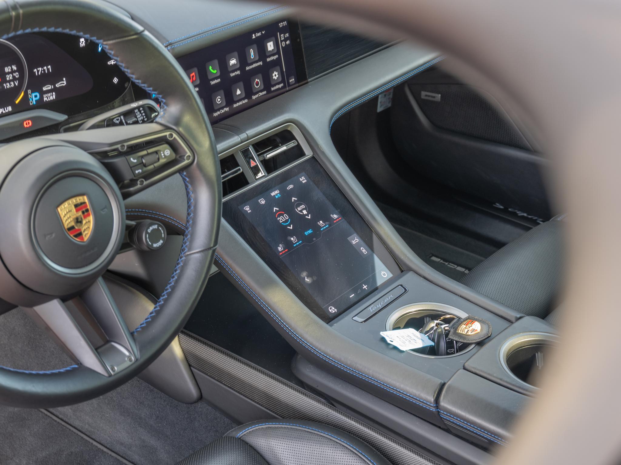 Foto van Porsche Taycan Turbo S