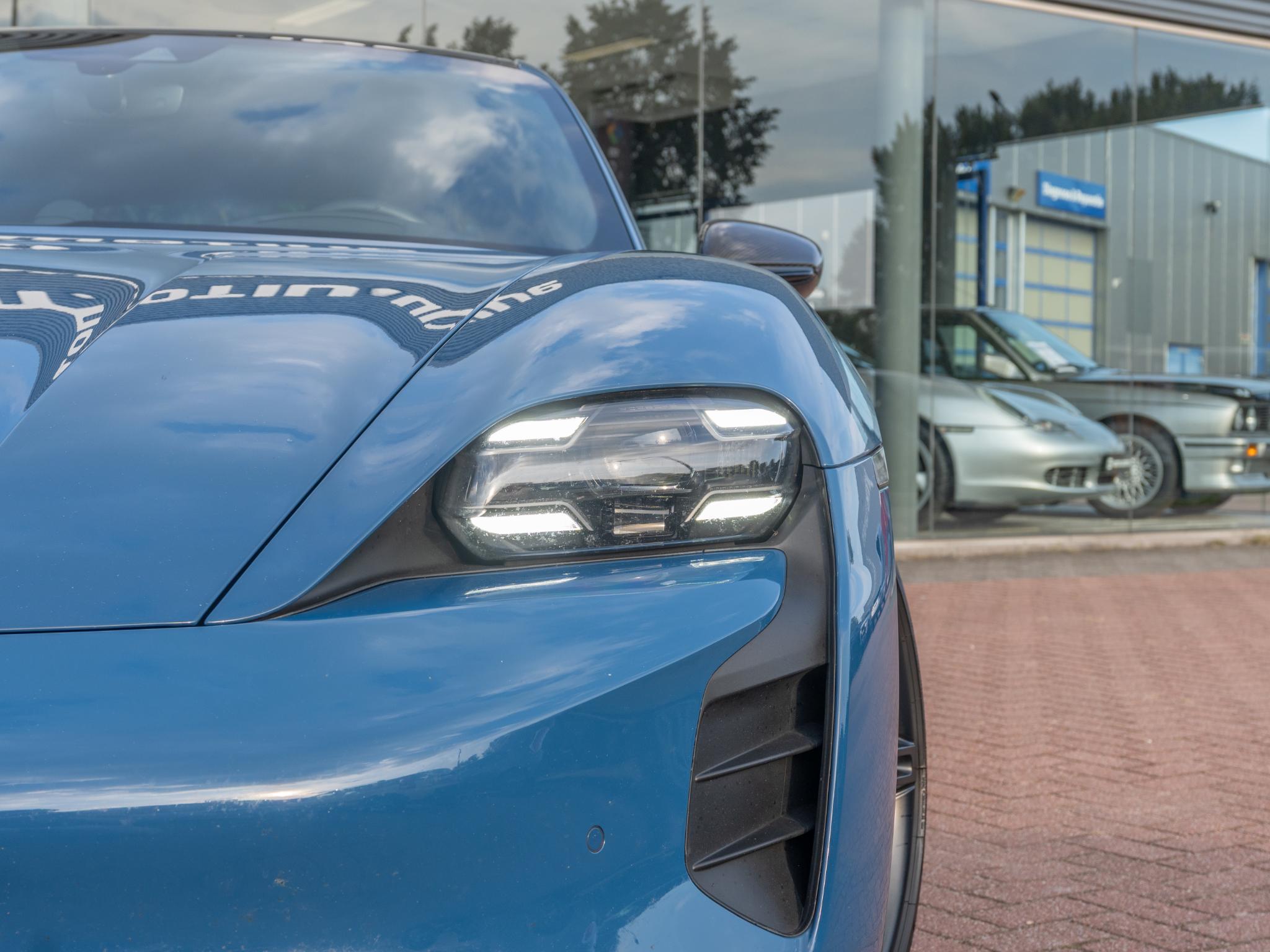 Foto van Porsche Taycan Turbo S