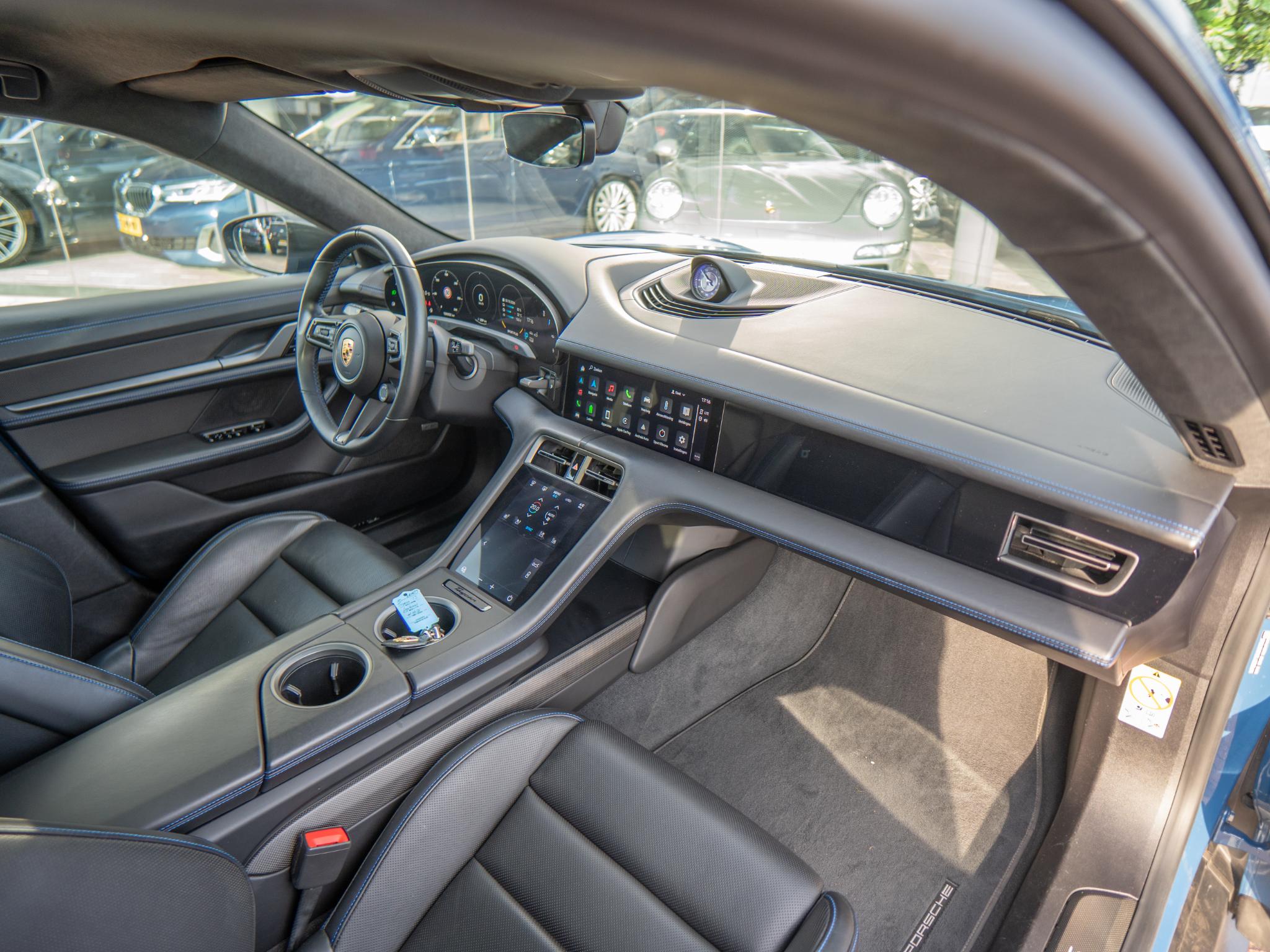 Foto van Porsche Taycan Turbo S