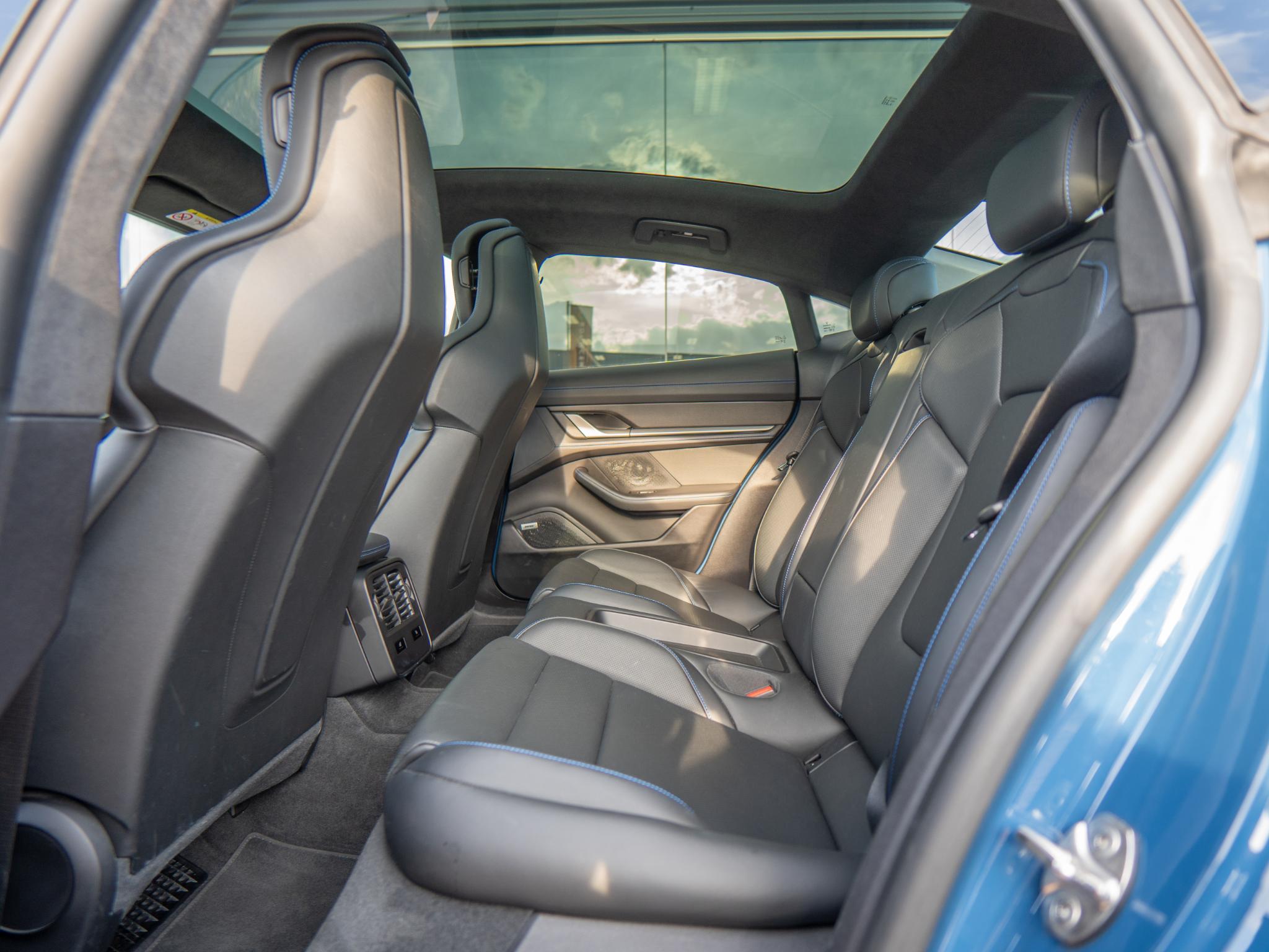 Foto van Porsche Taycan Turbo S