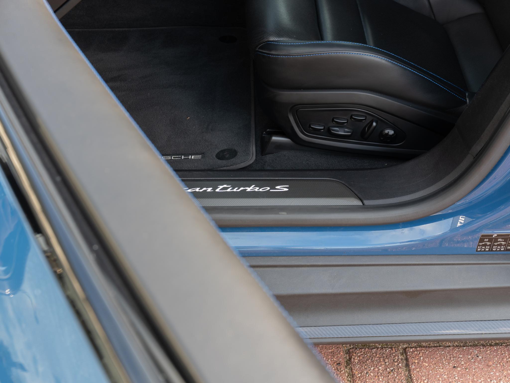 Foto van Porsche Taycan Turbo S