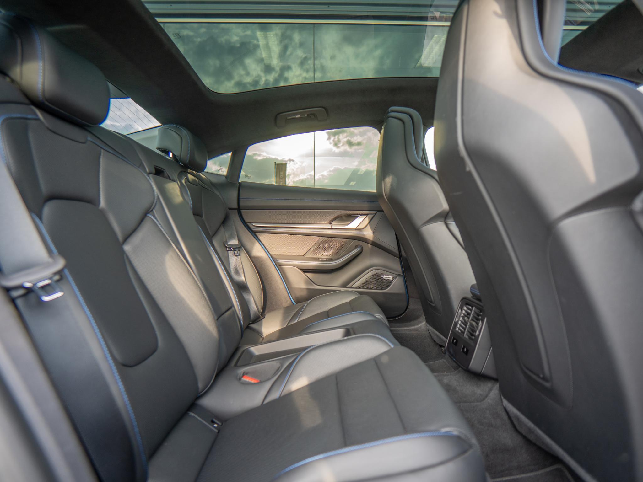 Foto van Porsche Taycan Turbo S