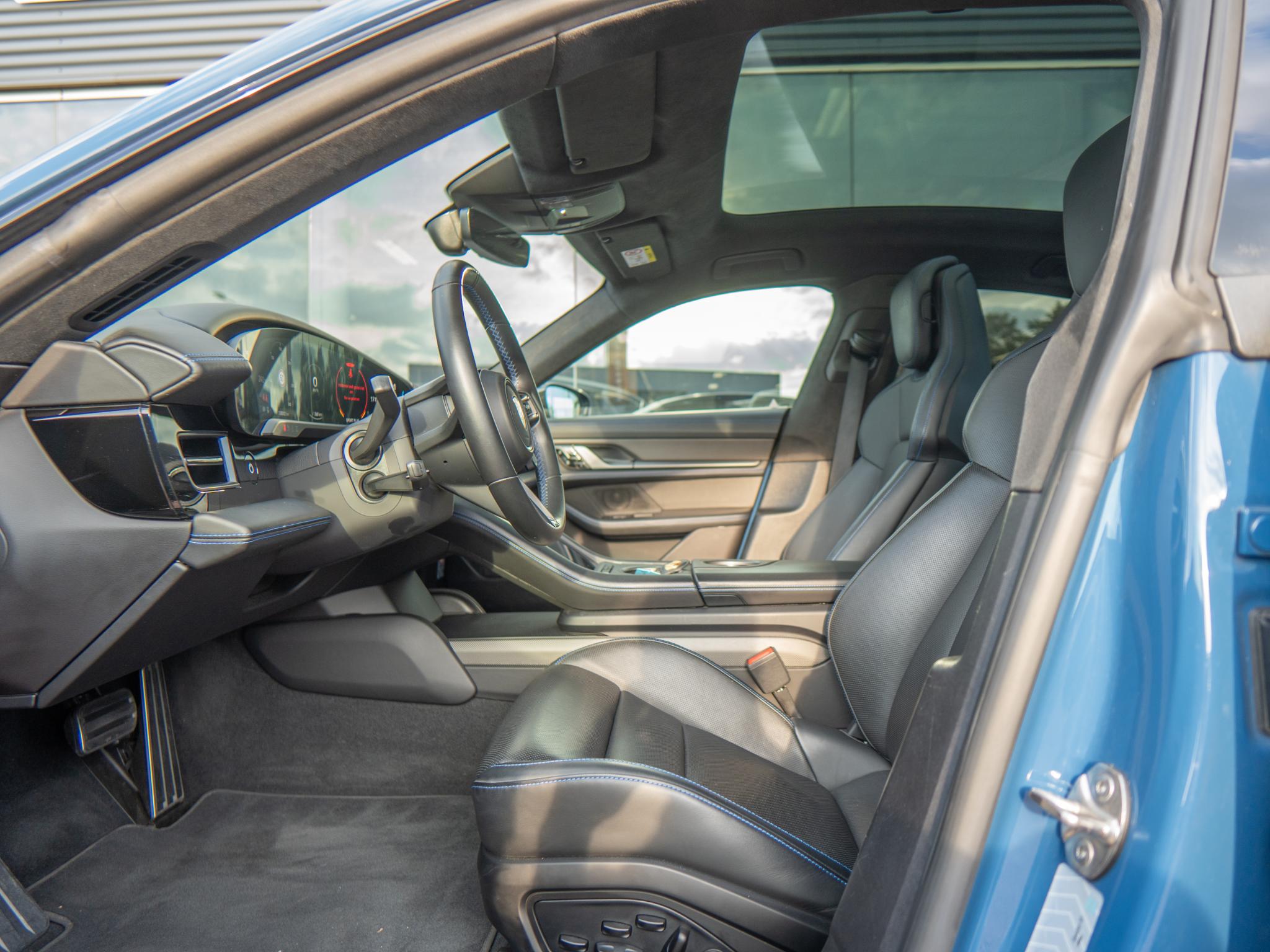Foto van Porsche Taycan Turbo S