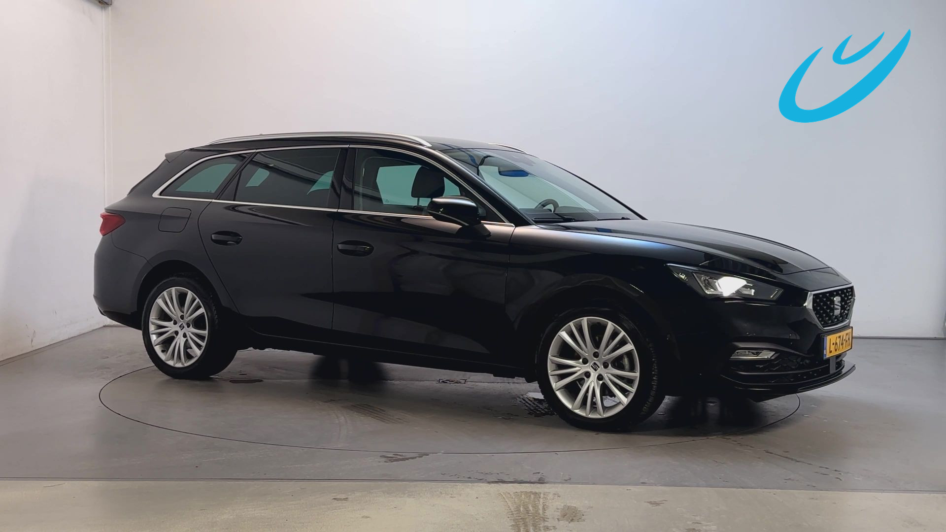 Seat Leon Sportstourer 1.5 TSI Style Business Intense LED App-Connect Navigatie Camera 2021 - voorkant