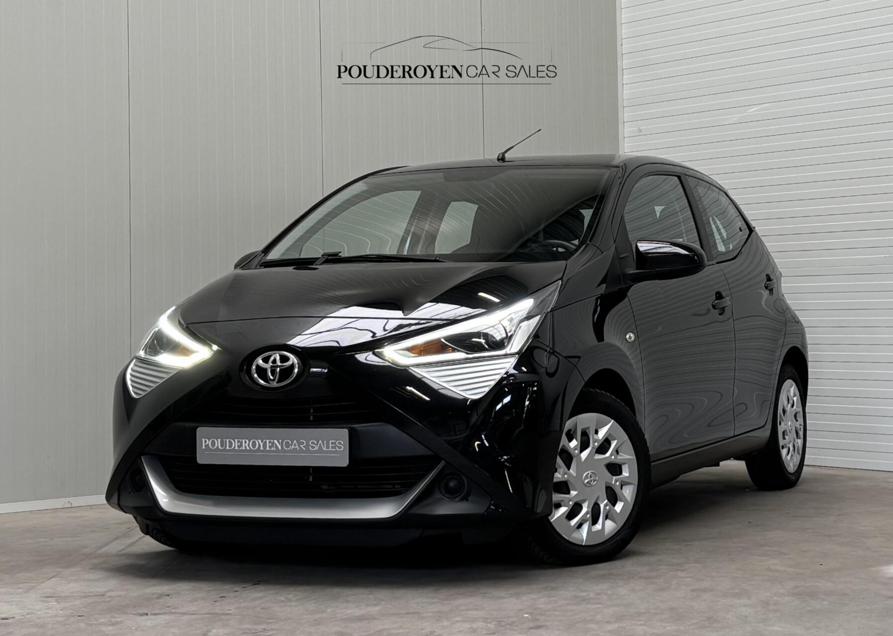Toyota Toyota Aygo 1.0 VVT-i x-play / Airco / Navigatie / Camera / NL Auto / All Season banden 2021 - voorkant