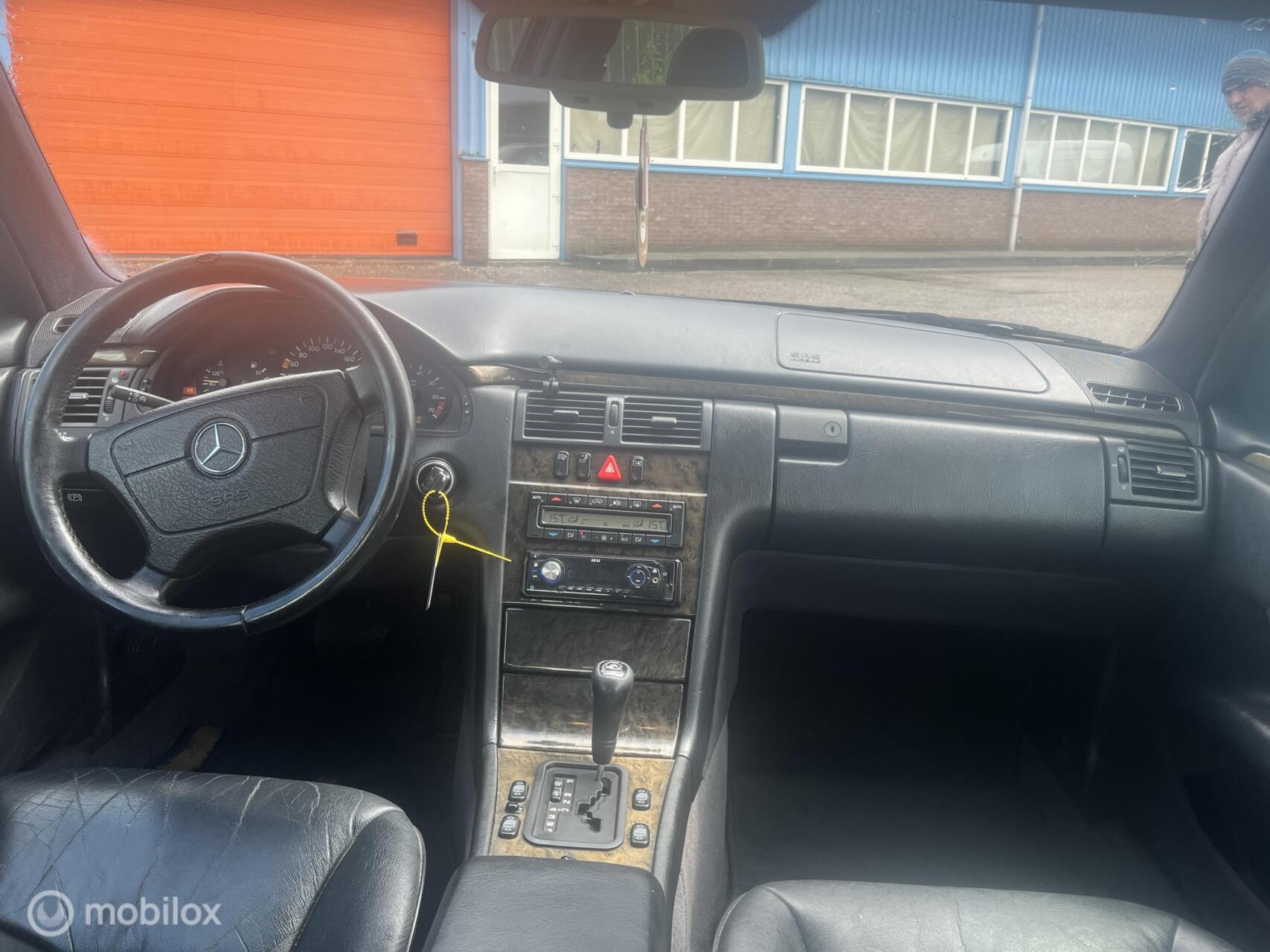Foto van Mercedes-Benz 210 037