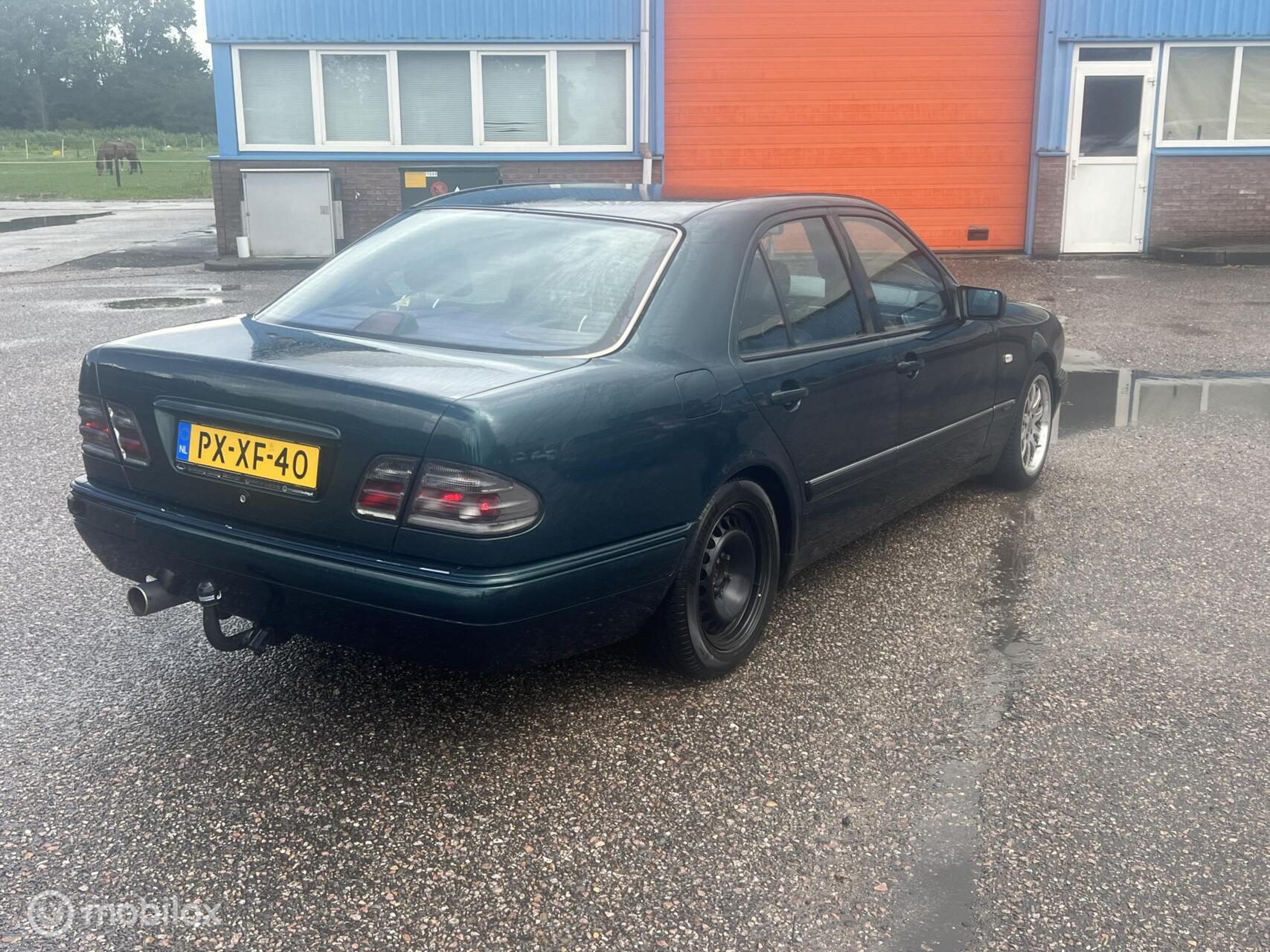 Foto van Mercedes-Benz 210 037