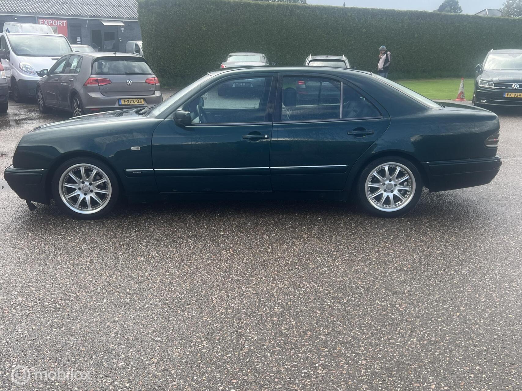 Foto van Mercedes-Benz 210 037