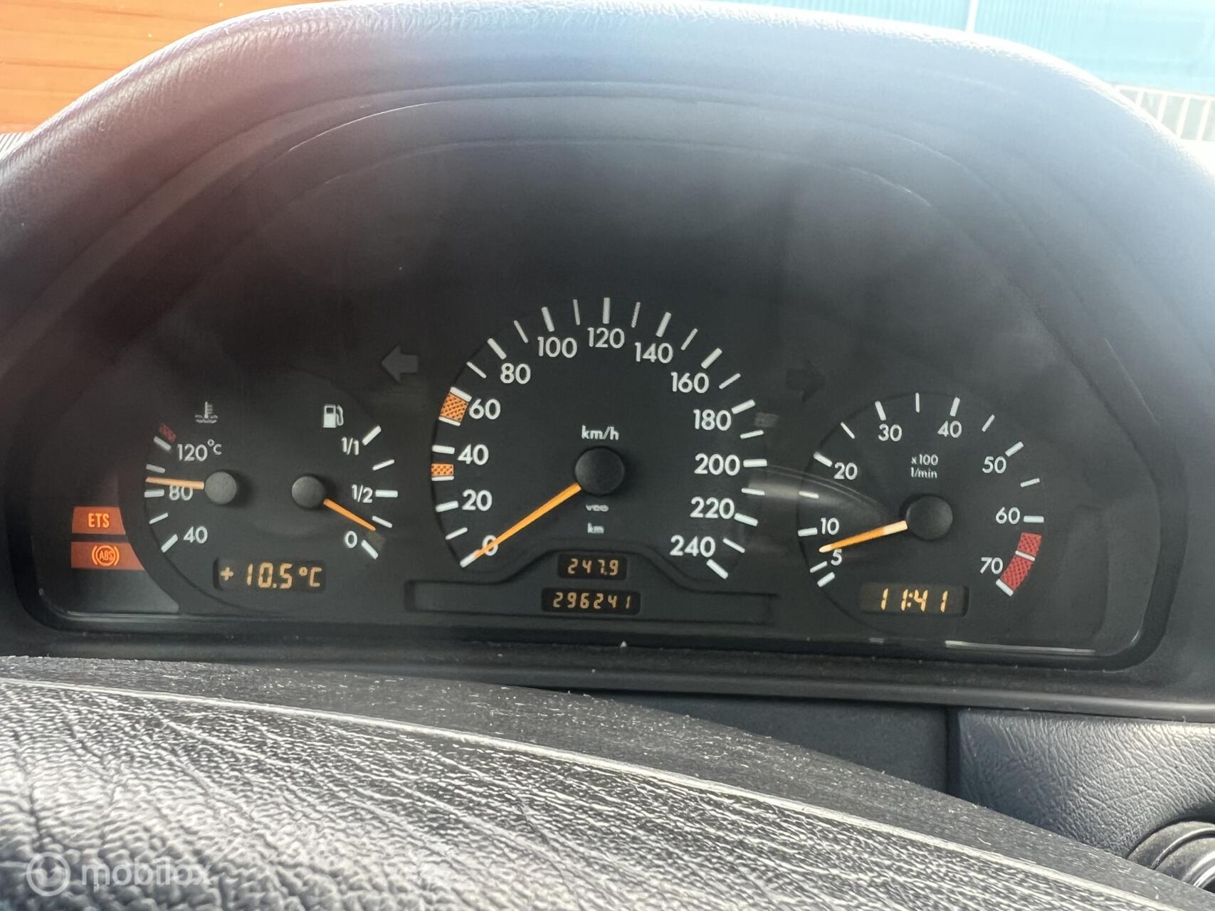 Foto van Mercedes-Benz 210 037