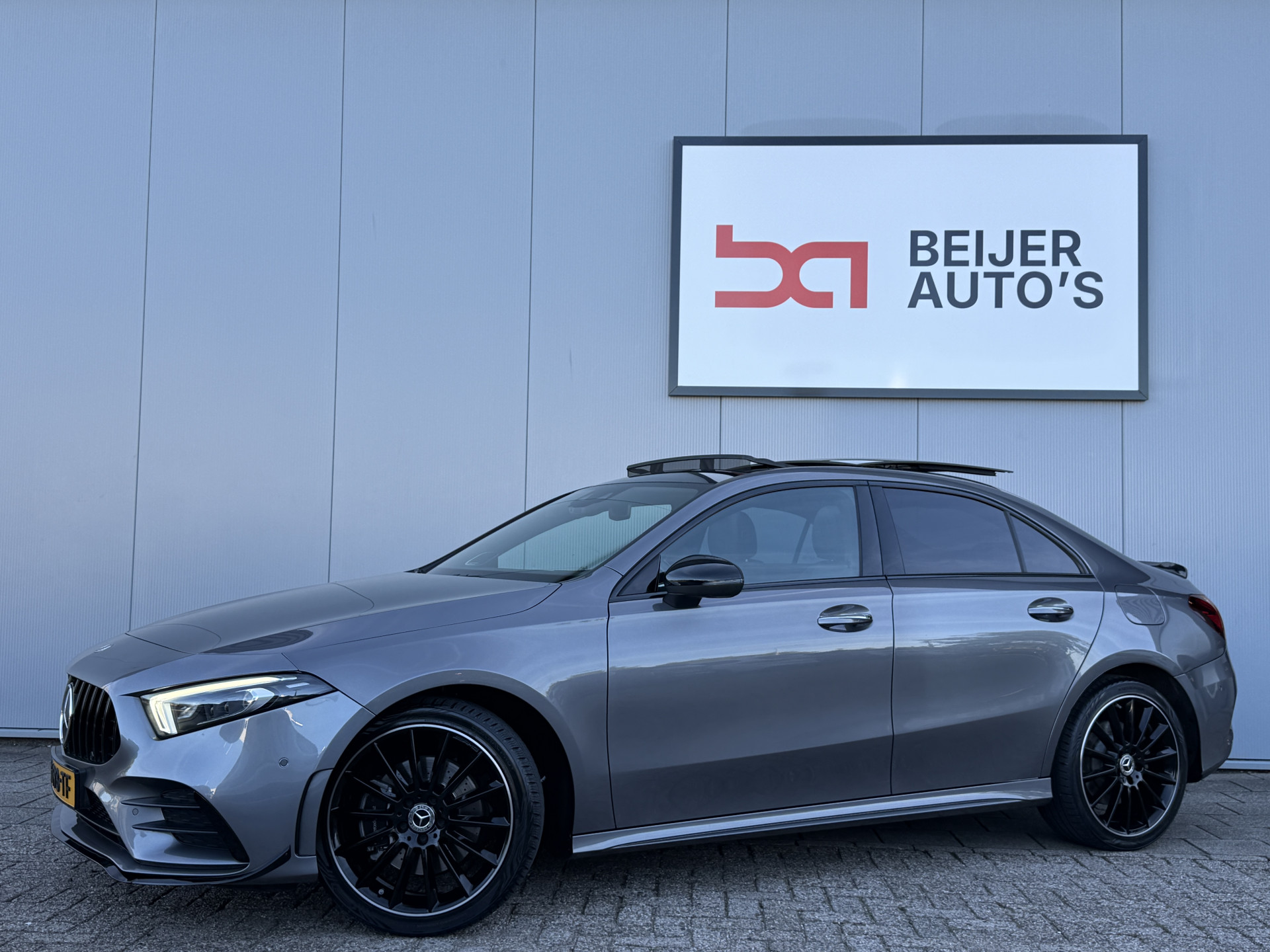 Mercedes-Benz A 250 E 250e Premium Plus |AMG|PANO|BURMESTER|360CAM|MEMORY|KEYLESS|SFEERVERLICHT|DEALER ONDERHOUDEN|218PK|BOMVOL!| 2021 - voorkant