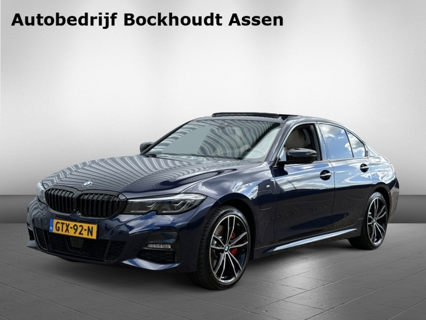 BMW 3-serie 330e High Executive | M Sport Plus Pakket | Head Up Display 2021 - voorkant