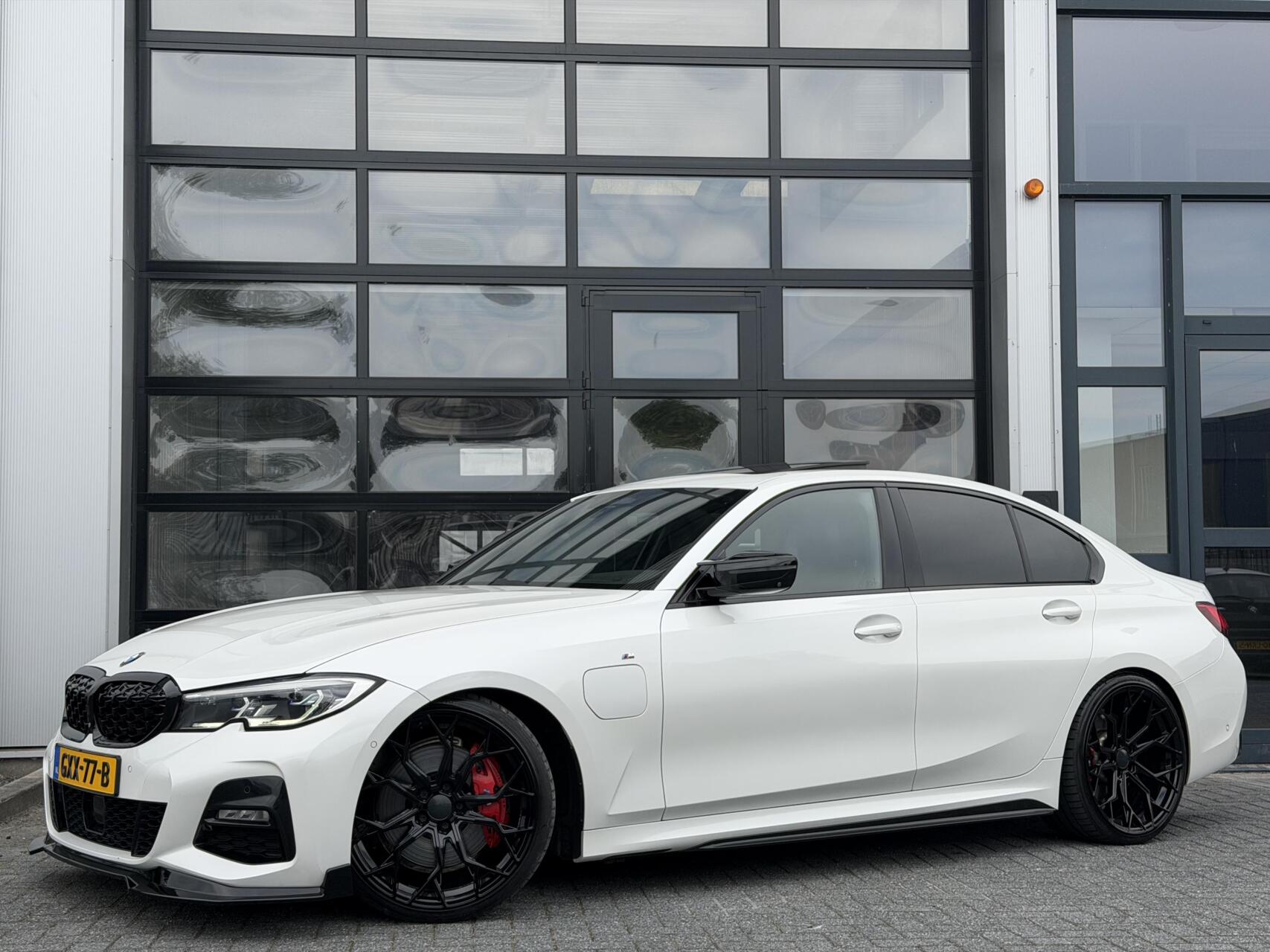 BMW 3-serie 330e High Executive / M-Sport / Pano / LASER / L 2019 - voorkant
