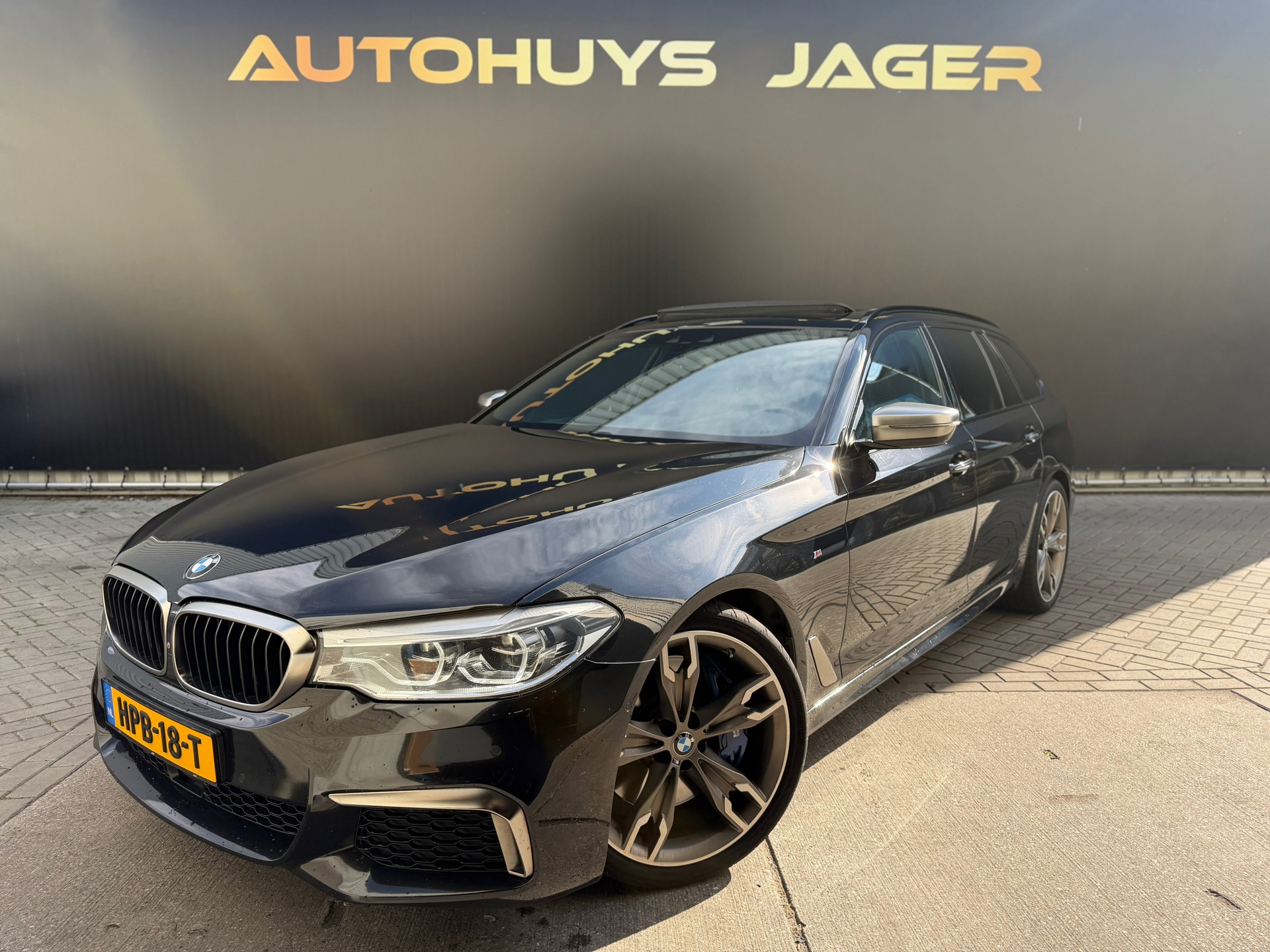 BMW 5-serie Touring M550d xDrive Pano Hud H&K Massage Leder Carplay 360 Memory Softclosed dodehoek 2017 - voorkant