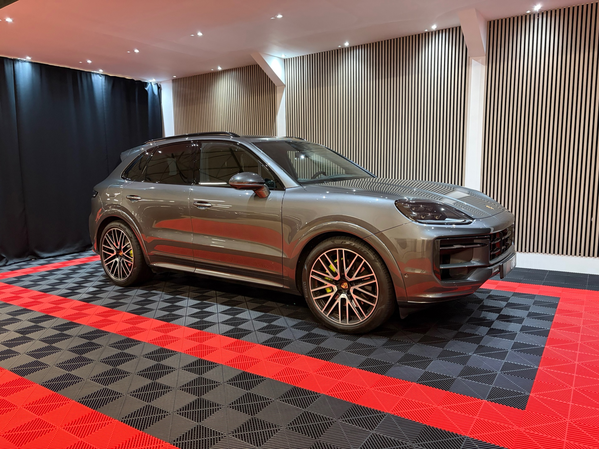 Porsche Cayenne 3.0 E-Hybrid Black Edition  Porsche Cayenne 3.0 V6 470pk E-hybrid 2024 Sport-Design VOLL 2024 - voorkant