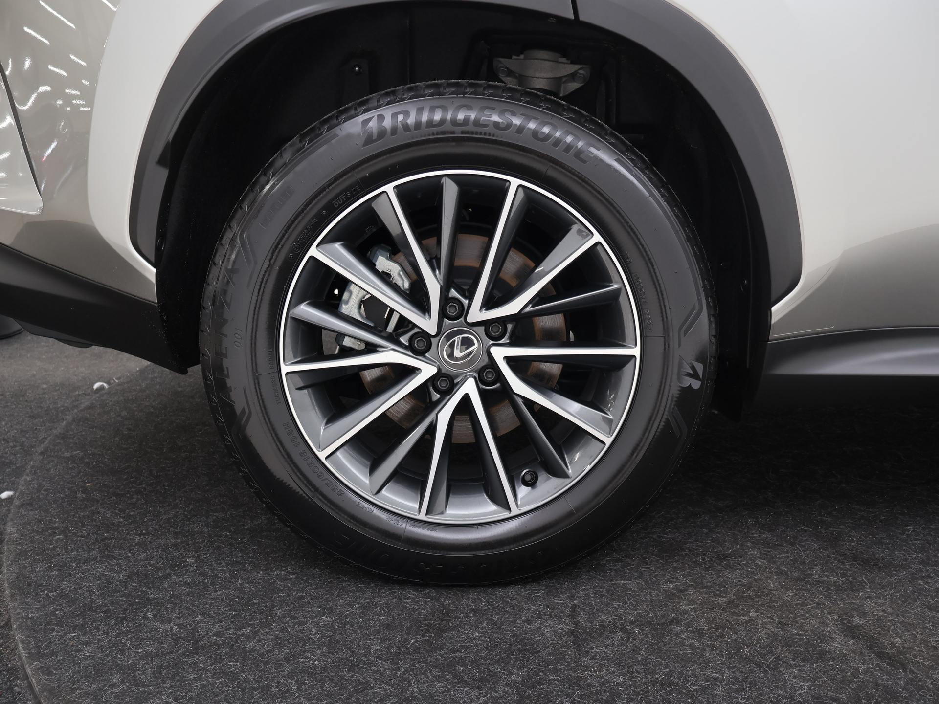 Foto van Lexus NX