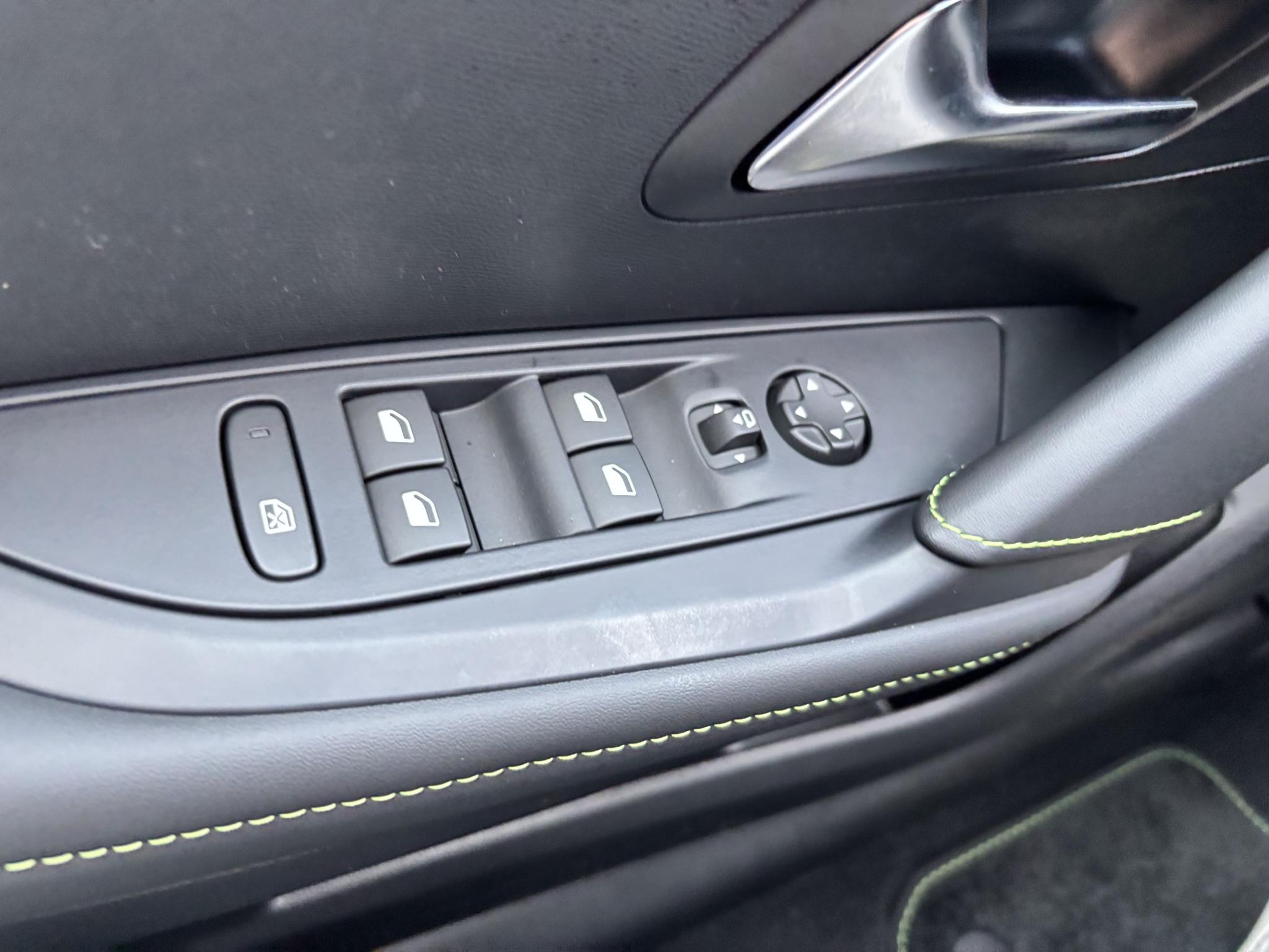 Foto van Peugeot E-208