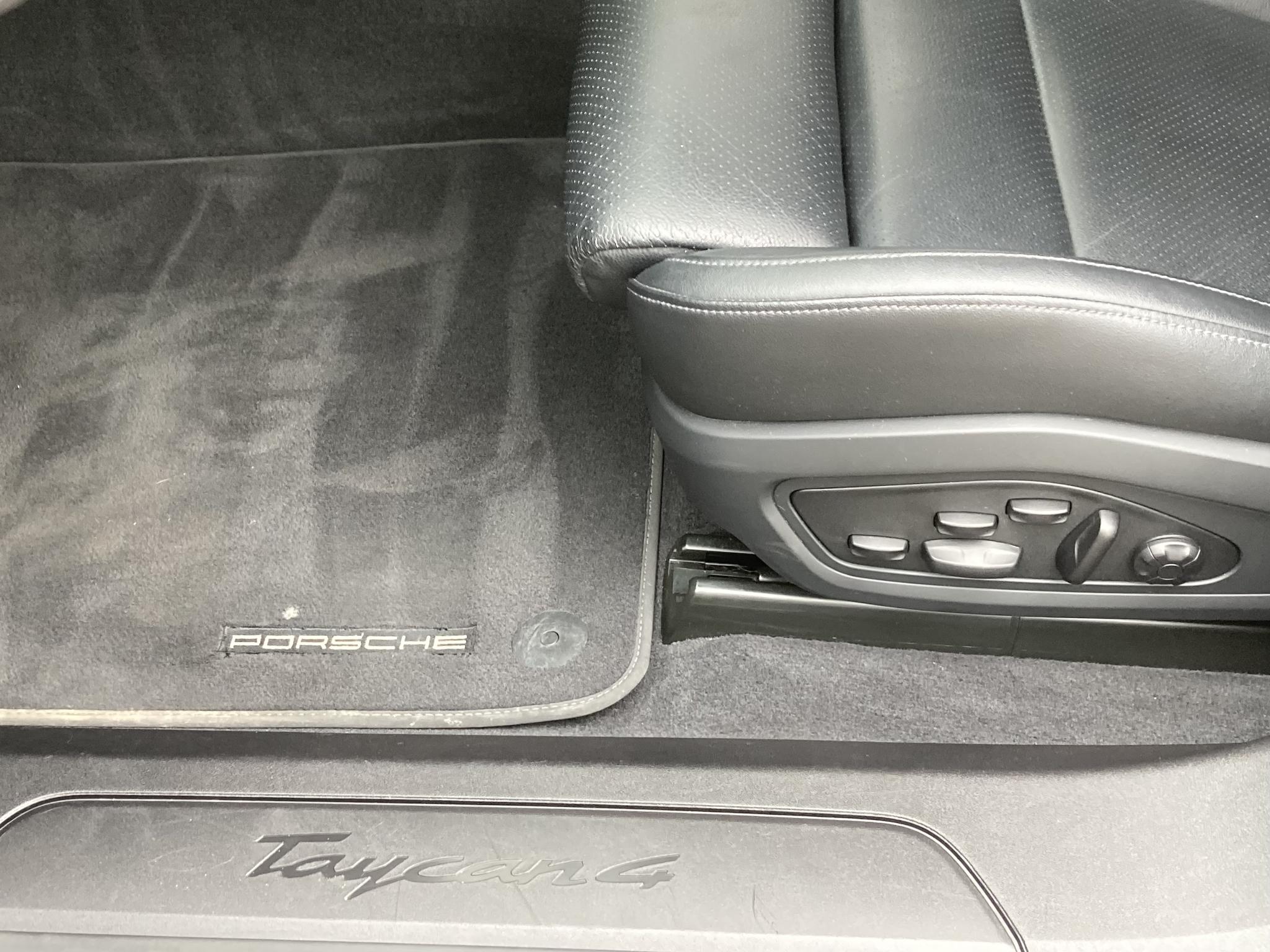 Foto van Porsche Taycan 4