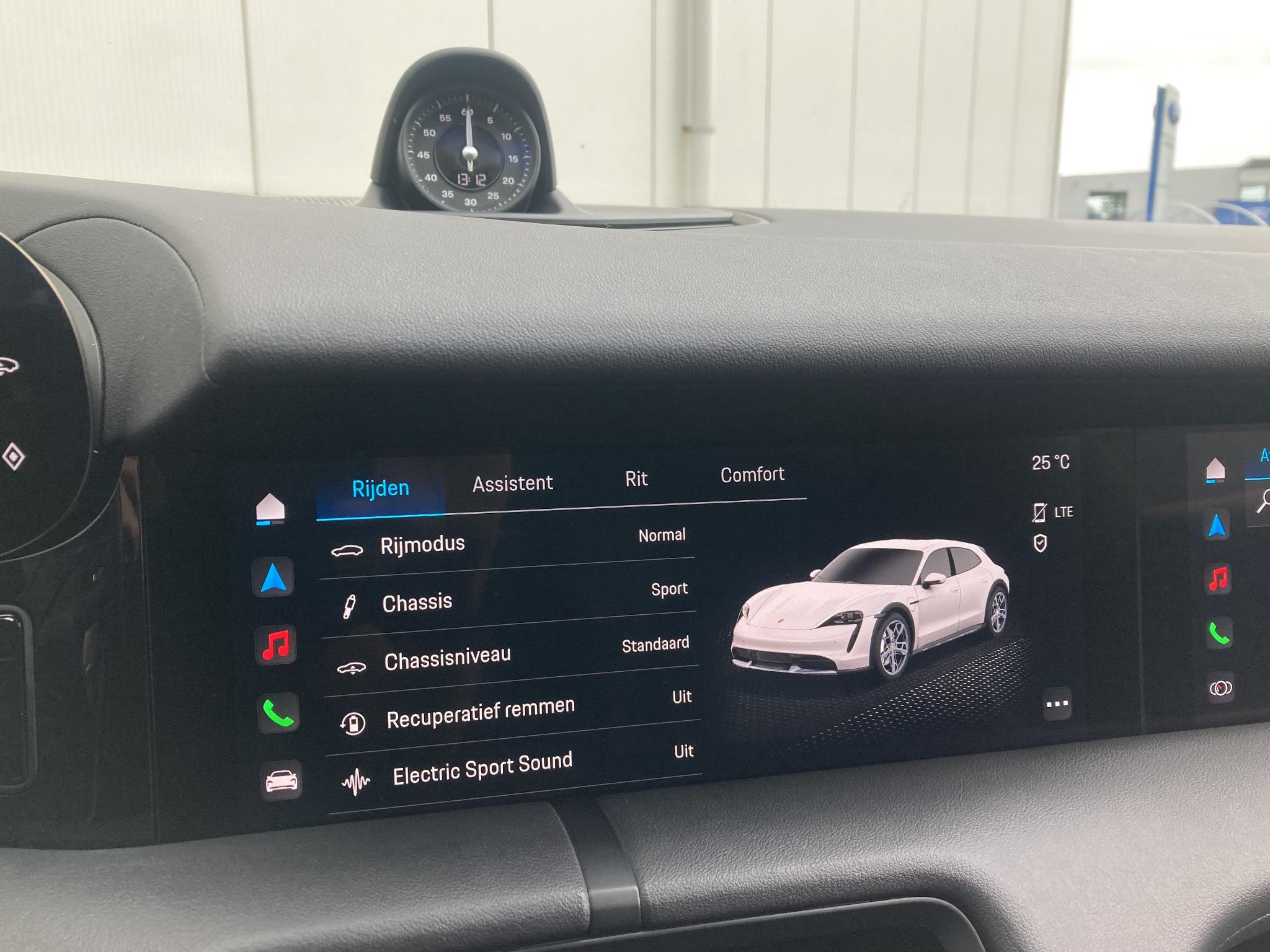 Foto van Porsche Taycan 4