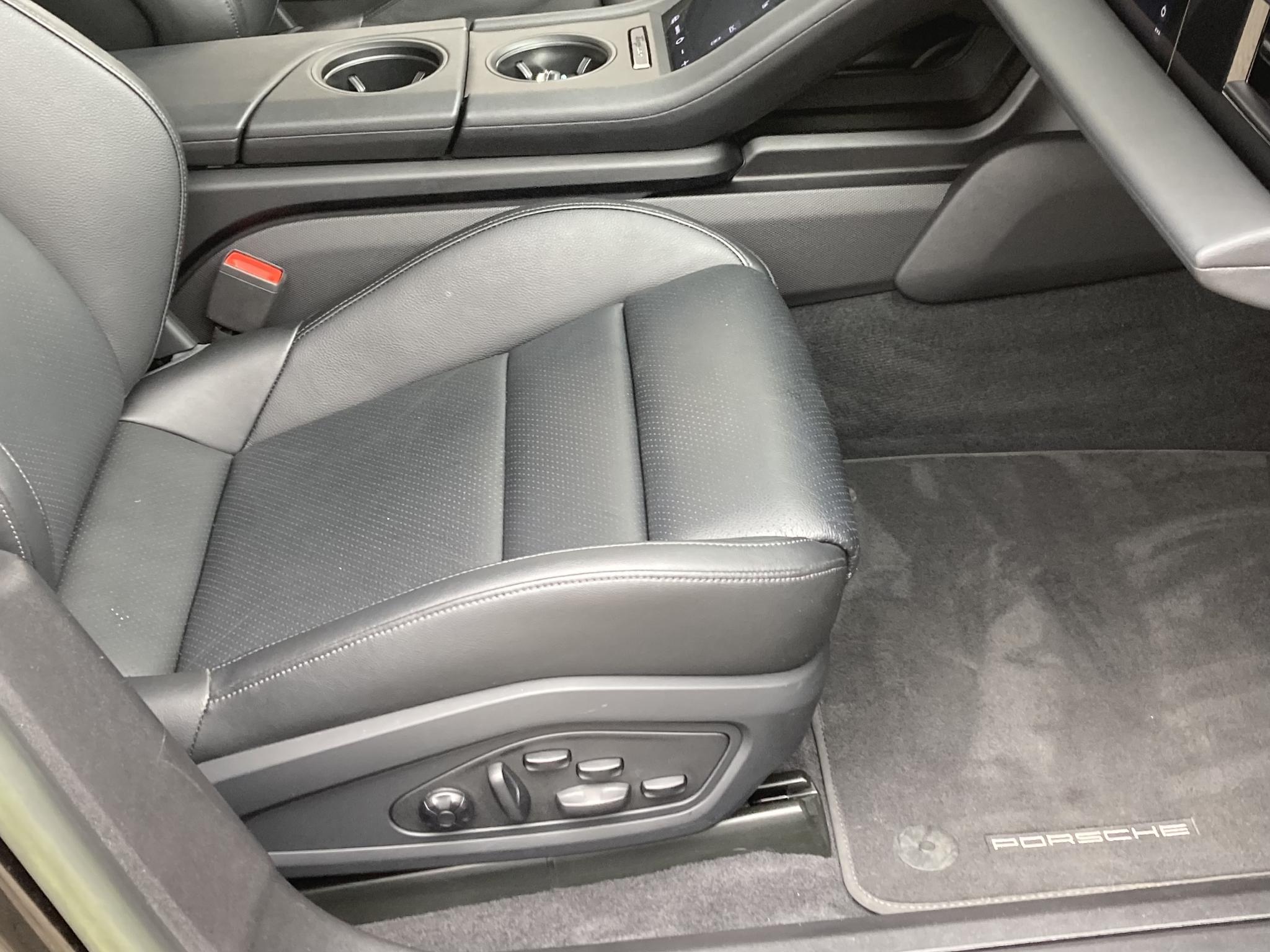 Foto van Porsche Taycan 4