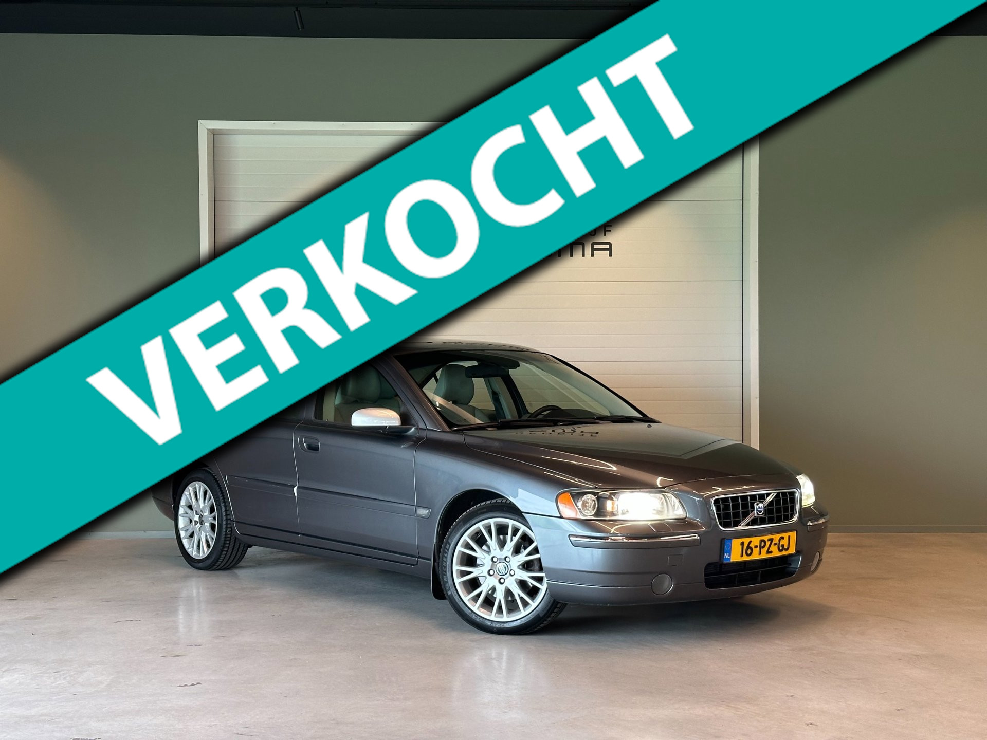 Volvo S60 2.5T AUTOMAAT SUMMUM-uitv|NAVIGATIE|CLIMA AIRCO|TREKHAAK|CRUISECONTROL|APPLE CARPLAY+ANDROID AUTO|MEMORY SEATS|LM-VELGEN 2005 - voorkant