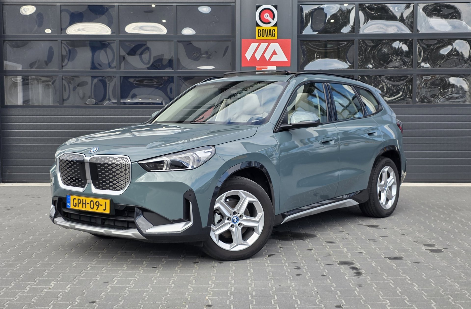 BMW Ix1 Edrive20 EDrive20 67 kWh | NAP | 100% SOH | PANO | LEDER | TREKHAAK 2024 - voorkant