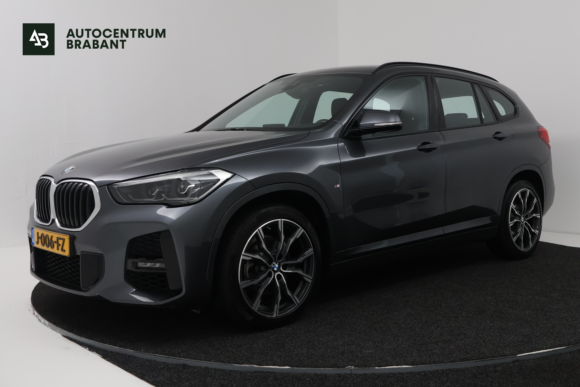 BMW X1 Sdrive18i sDrive18i High Executive (SFEERVERLICHTING, NAVIGATIE, CRUISE CONTROL, DEALER ONDERHOUDEN) 2020 - voorkant
