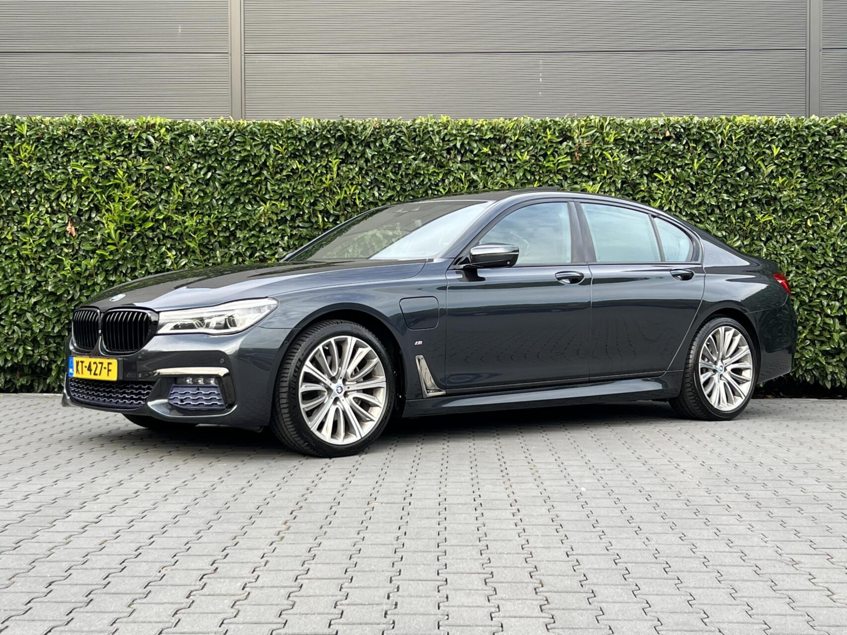 BMW 740e Iperformance 740e iPerformance High ExecutiveNL AUTO, NAP LOGISCH, M-PAKKET, PANORAMADAK, LUCHTVERING, H/K SOUND, SOFTCLOSE, COMFORT STOELEN, MEMORY, HUD, KEYLESS, 360 CAMERA, DODEHOEK, CLIMATE CONTROL, ADAPT CRUISE, LICHTMETAAL 20" 2016 - voorkant