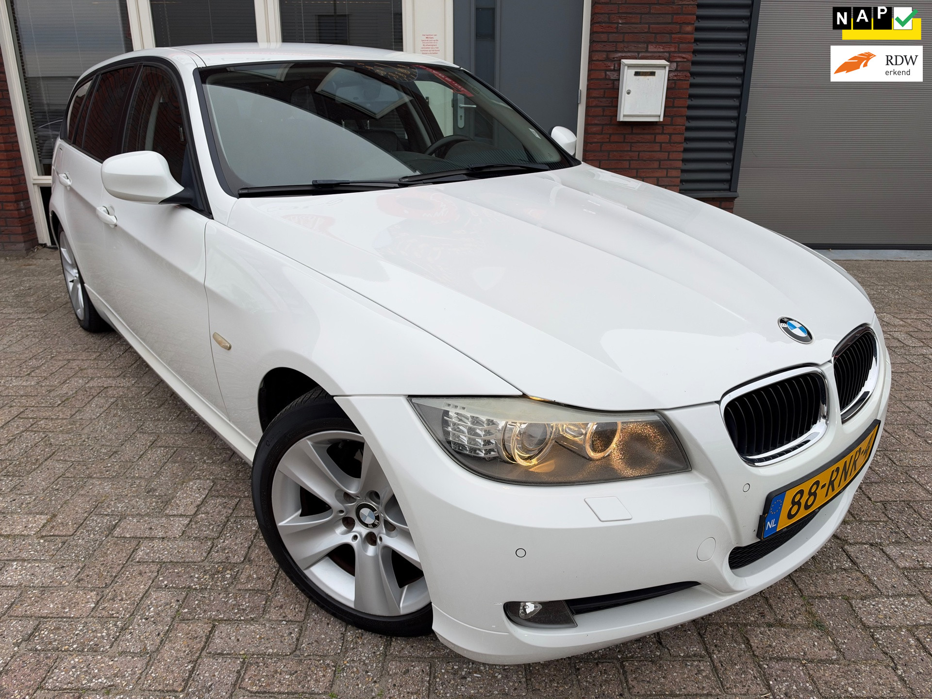 BMW 320i 320i Luxury Line / Navi / PDC / Leder / AUT / Stoelverw 2011 - voorkant