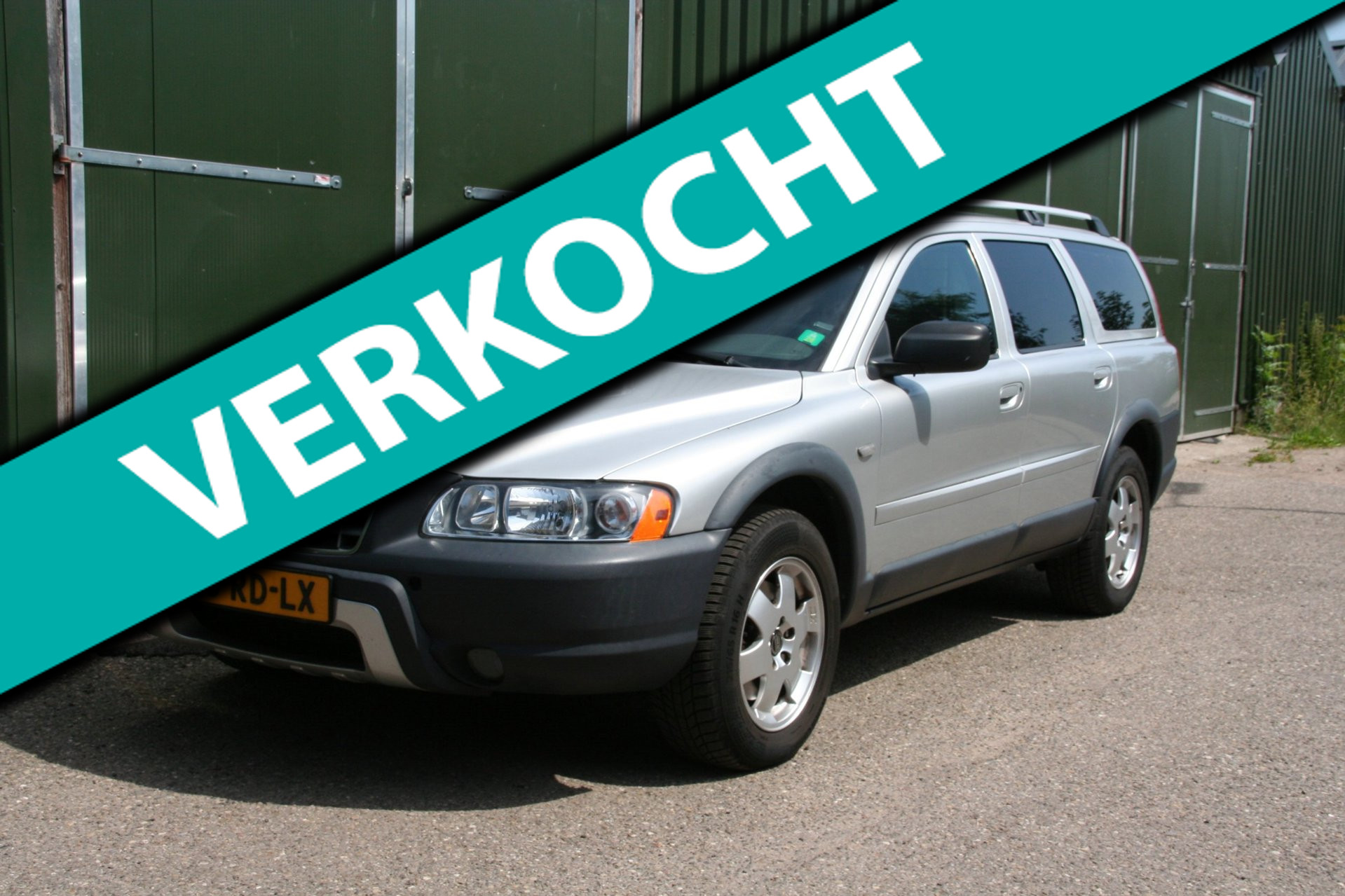 Volvo Xc70 2.5 T Momentum, AIRCO, LEER, TREKHAAK, APK 2005 - voorkant