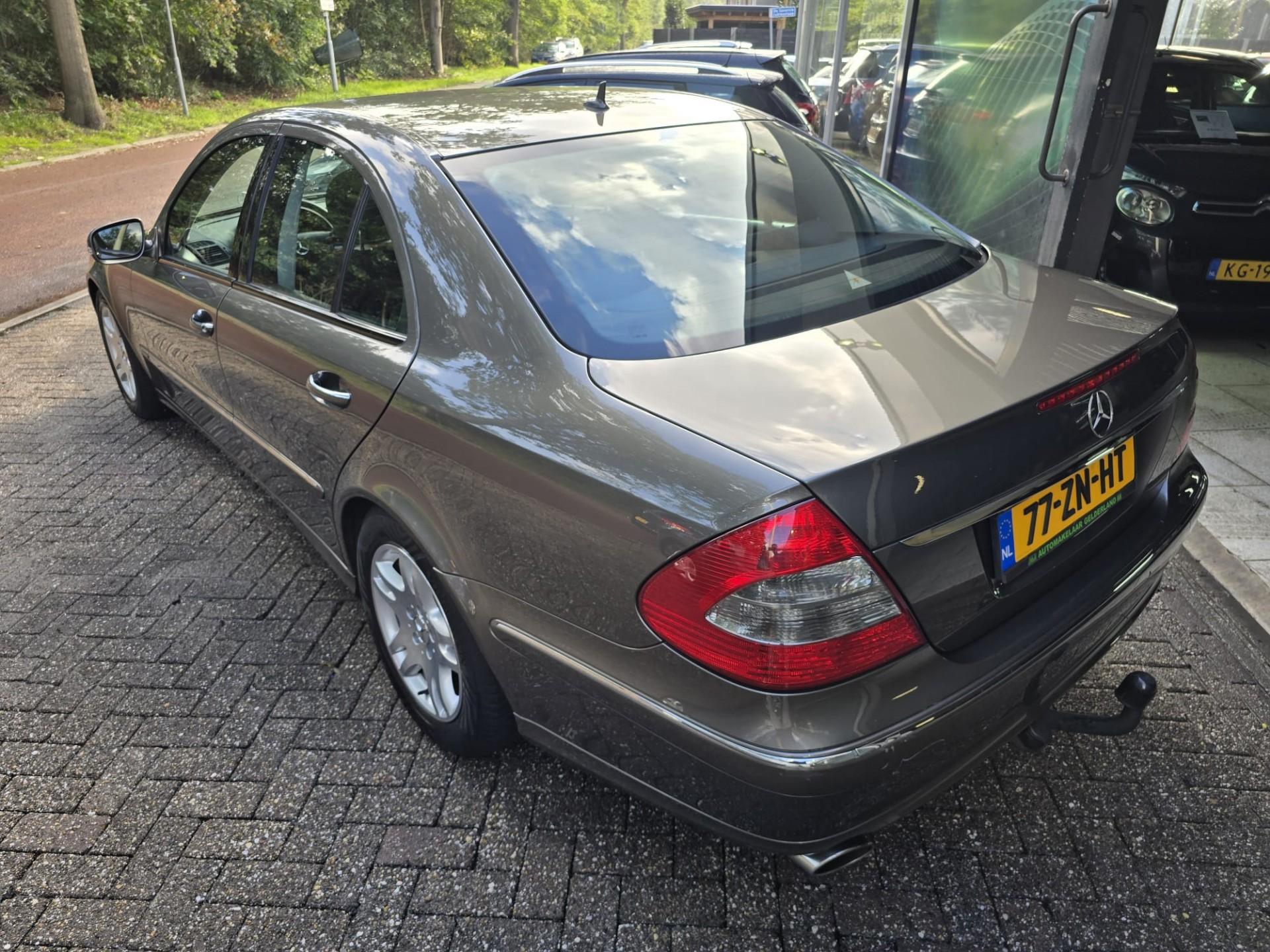 Foto van Mercedes-Benz E 230