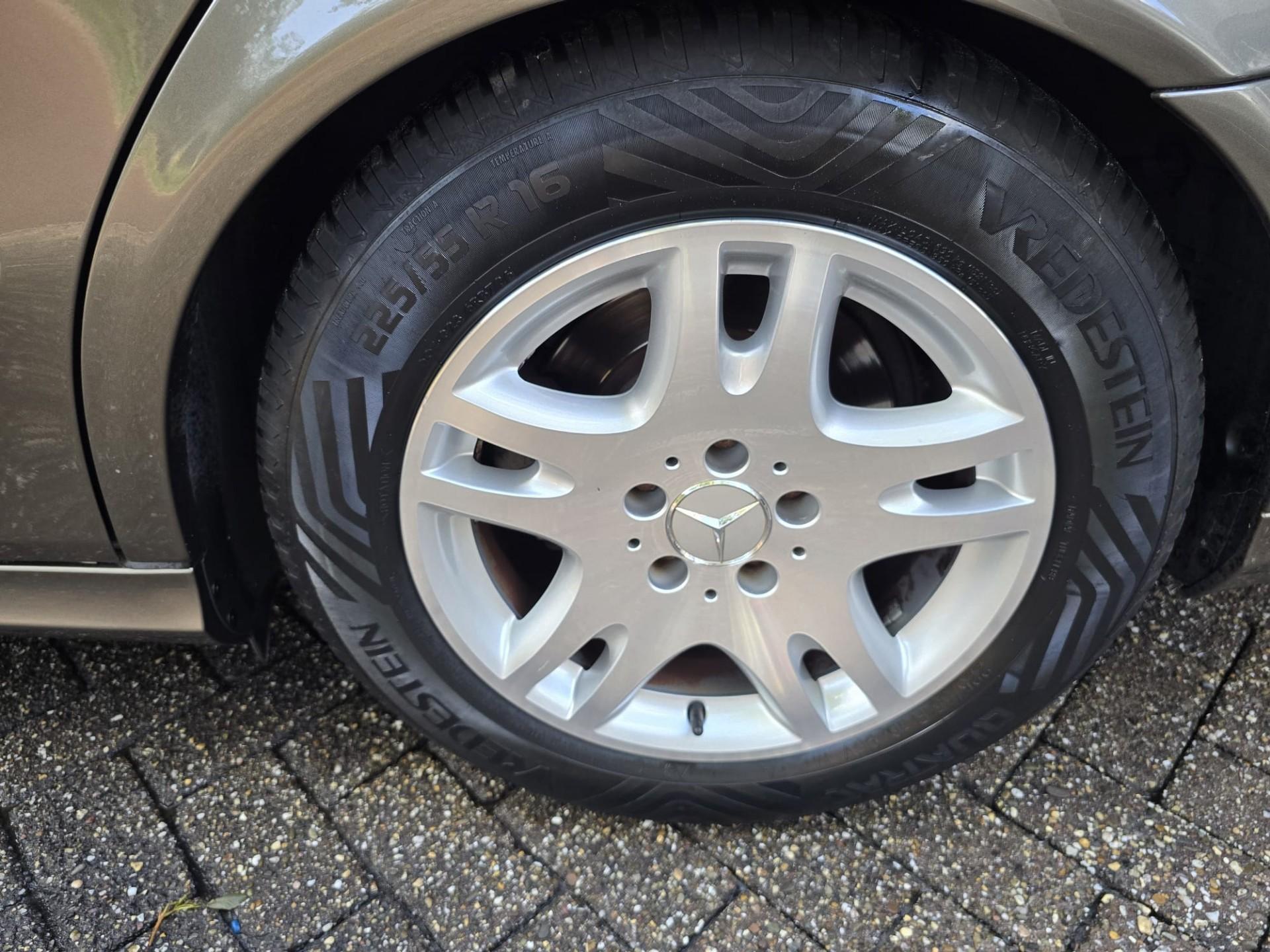 Foto van Mercedes-Benz E 230
