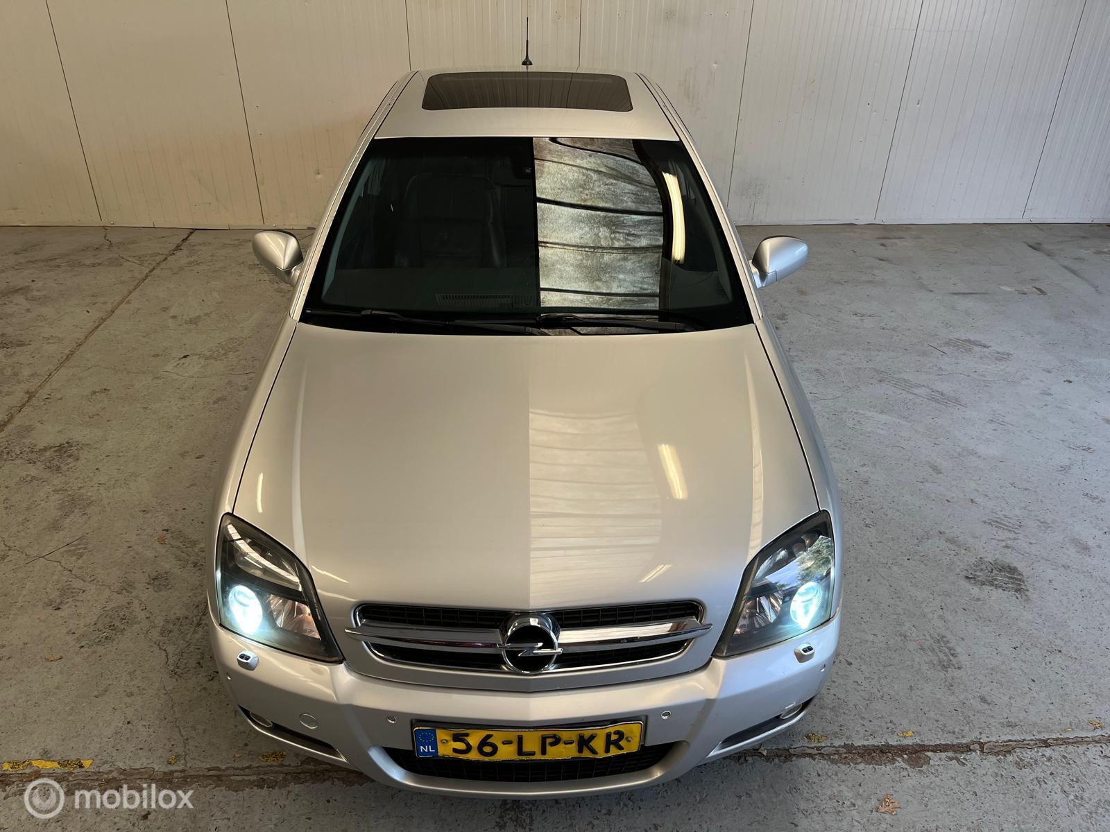 Foto van Opel Vectra GTS
