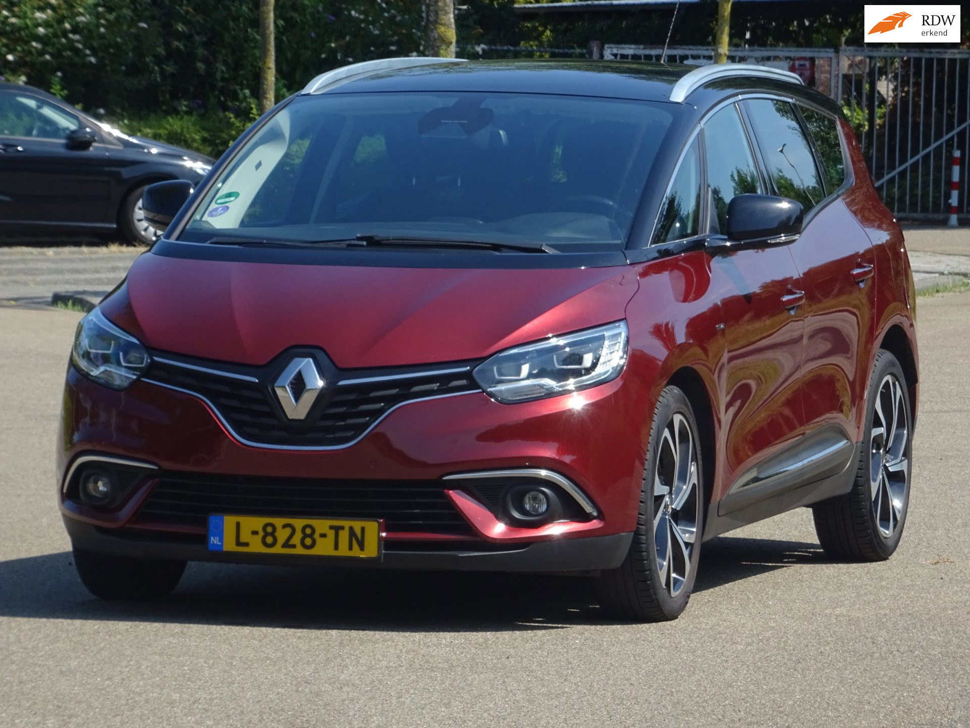 Renault Scenic 1.2 TCe Bose 7PERS BJ2017 LEER/NAVI/APK 2017 - voorkant